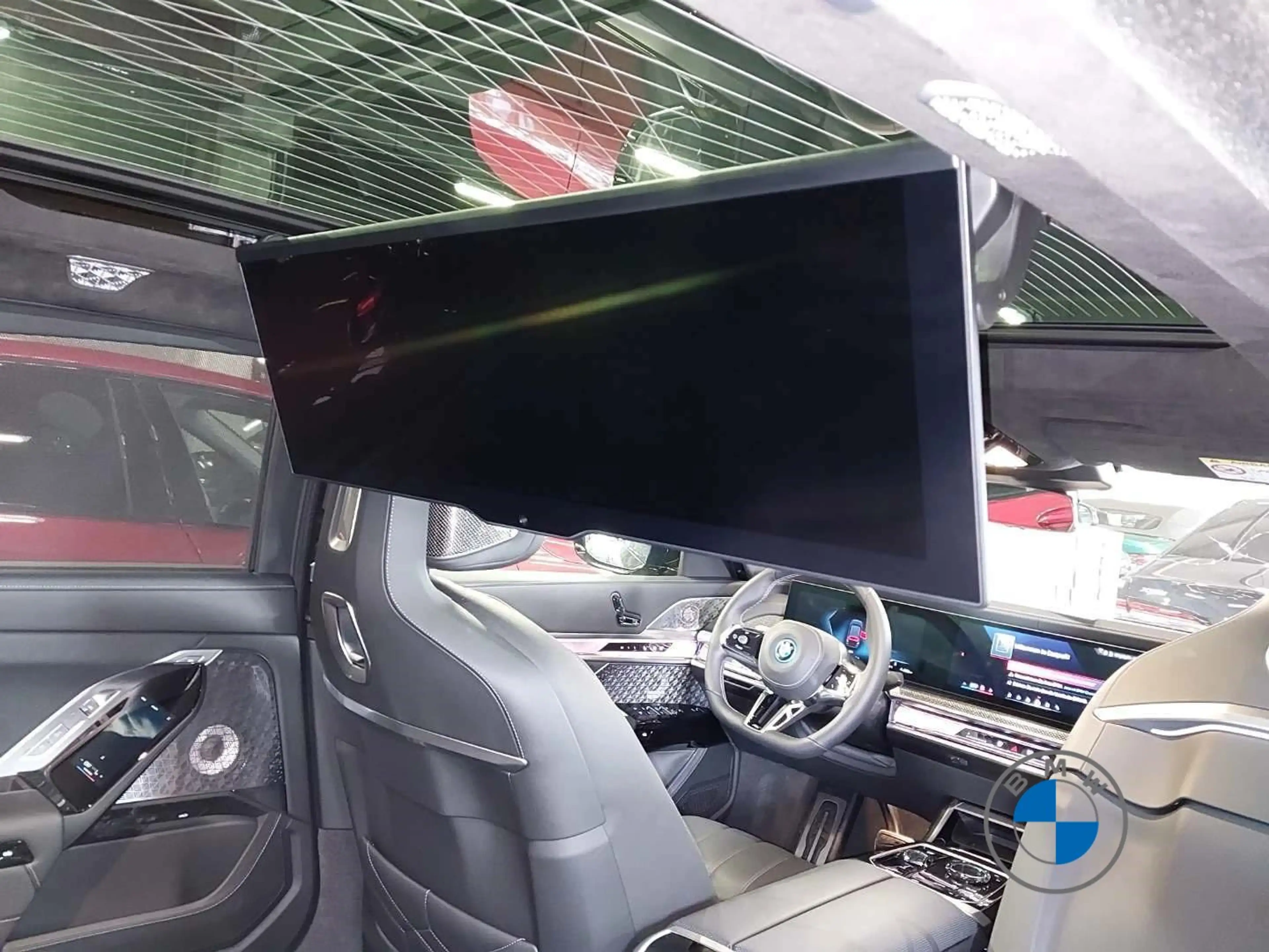 BMW i7 M70 xDrive  21" Fond TV Lounge Seating B&W — photo 14