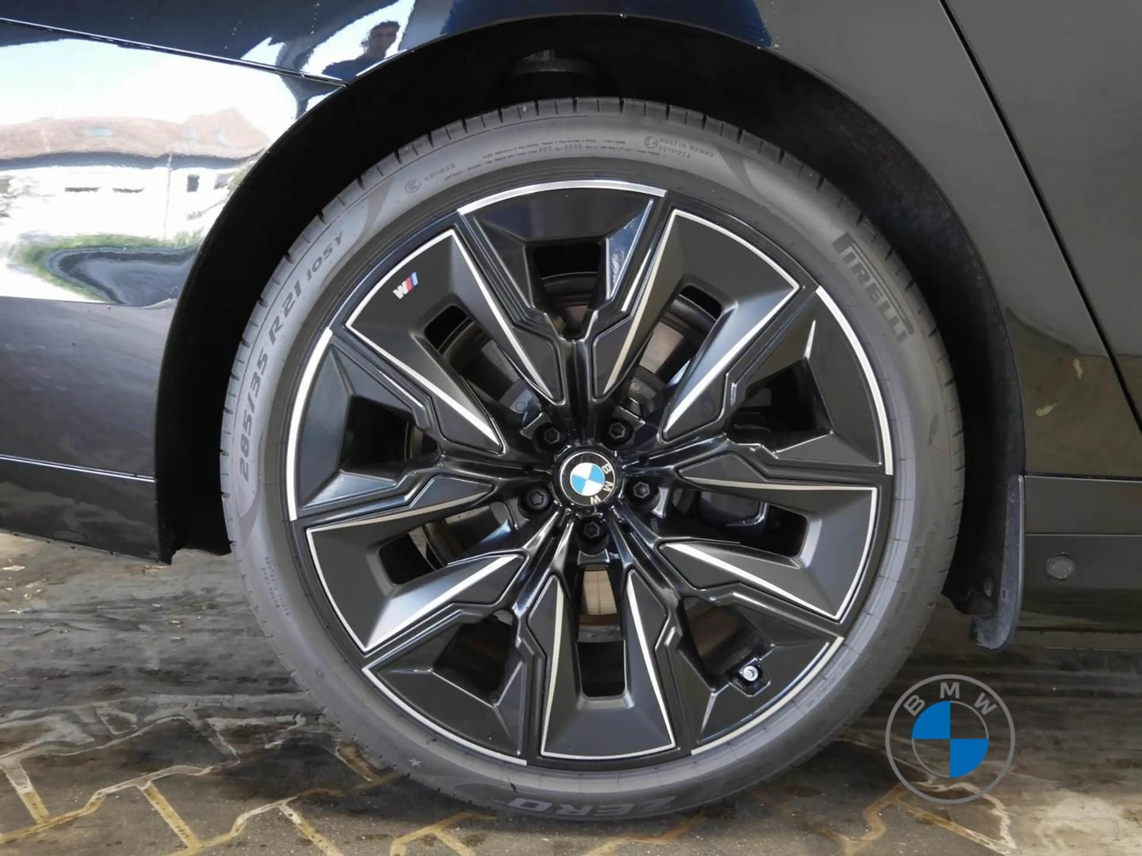 BMW i7 M70 xDrive  21" Fond TV Lounge Seating B&W — photo 6