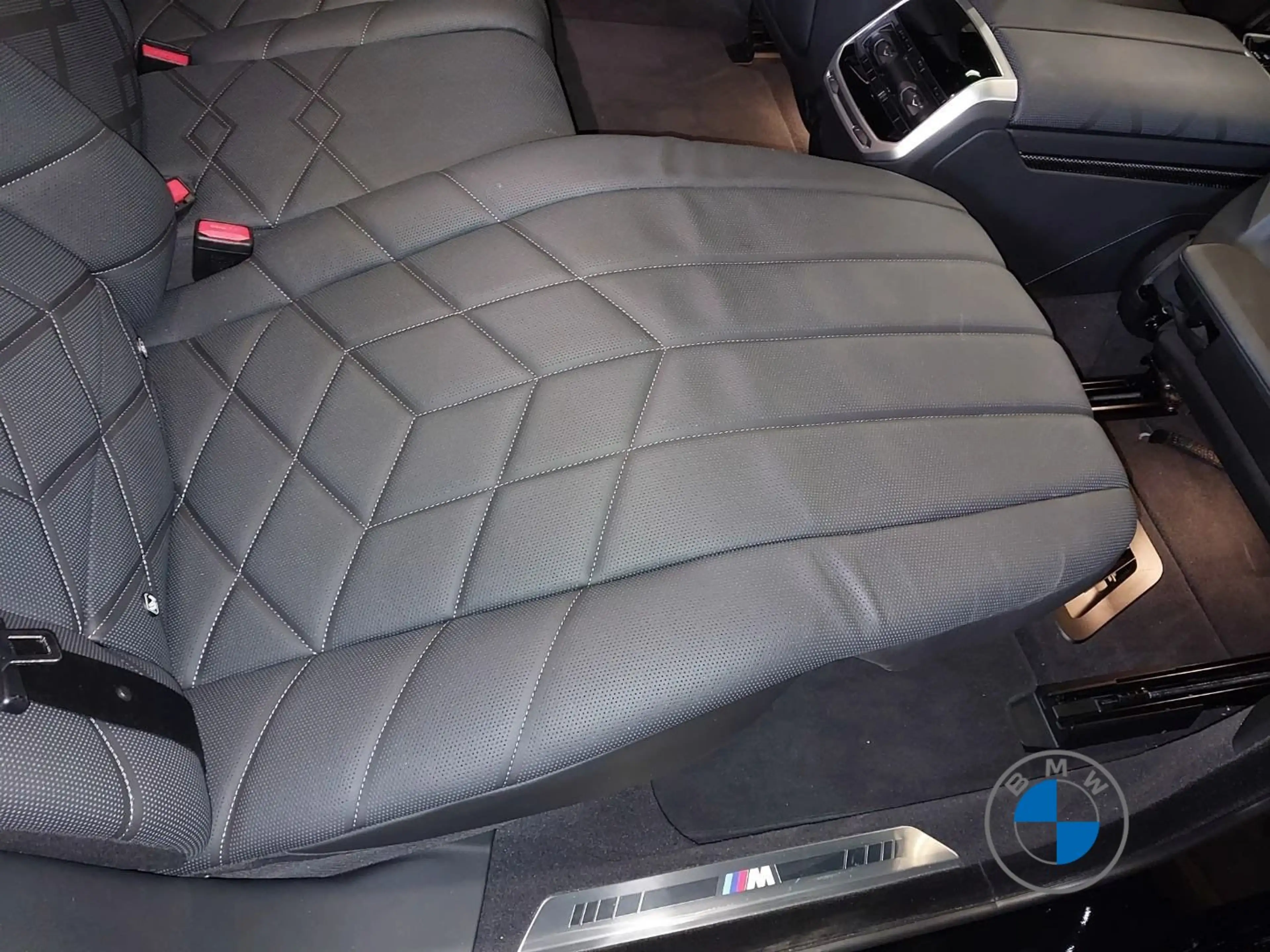 BMW i7 M70 xDrive  21" Fond TV Lounge Seating B&W — photo 13