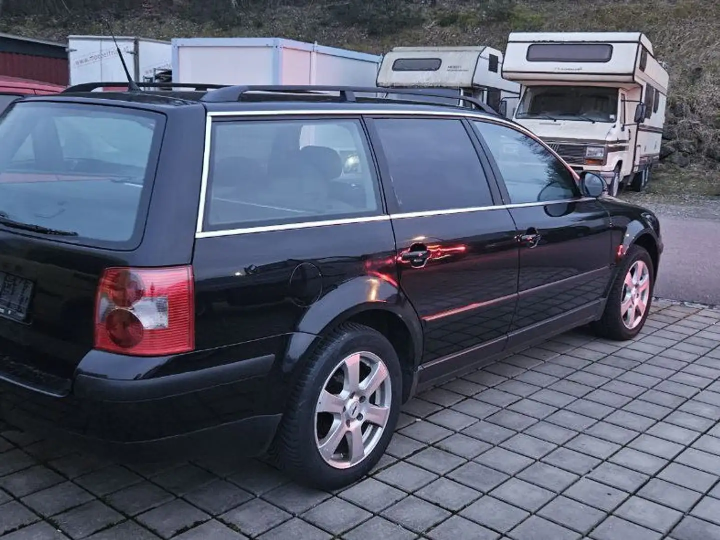 Volkswagen Passat Variant 1.9 TDI Чорний - 2