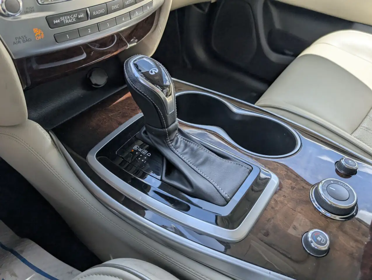 Infiniti QX60 снимка Infiniti QX60