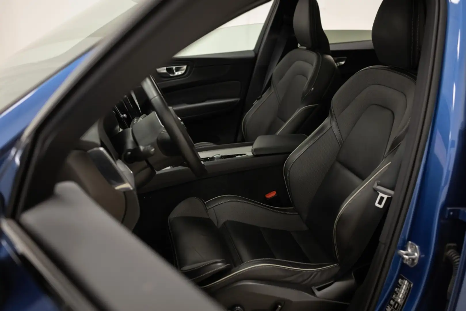 Volvo XC60 B4 R-Design AWD Aut. Blau - 2