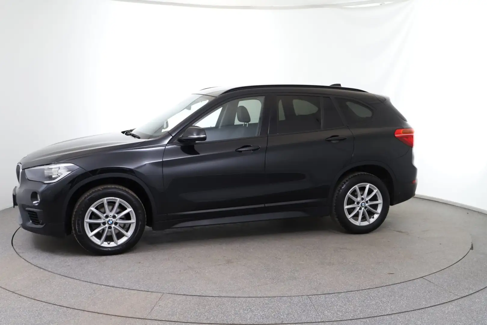 BMW X1 sDrive16d Sport Line Schwarz - 2