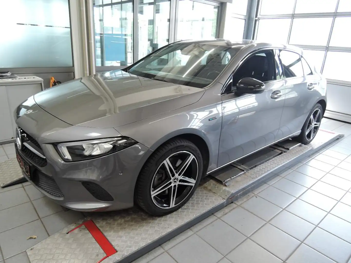 Mercedes-Benz A 250 e Progressive/Night/LED/Panorama-SD/Kamera Grijs - 1