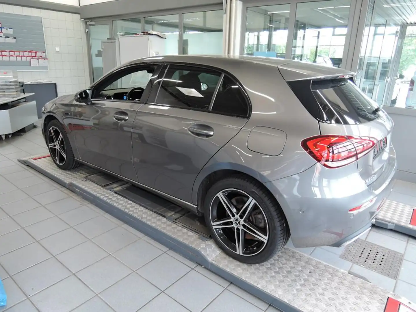 Mercedes-Benz A 250 e Progressive/Night/LED/Panorama-SD/Kamera Grijs - 2