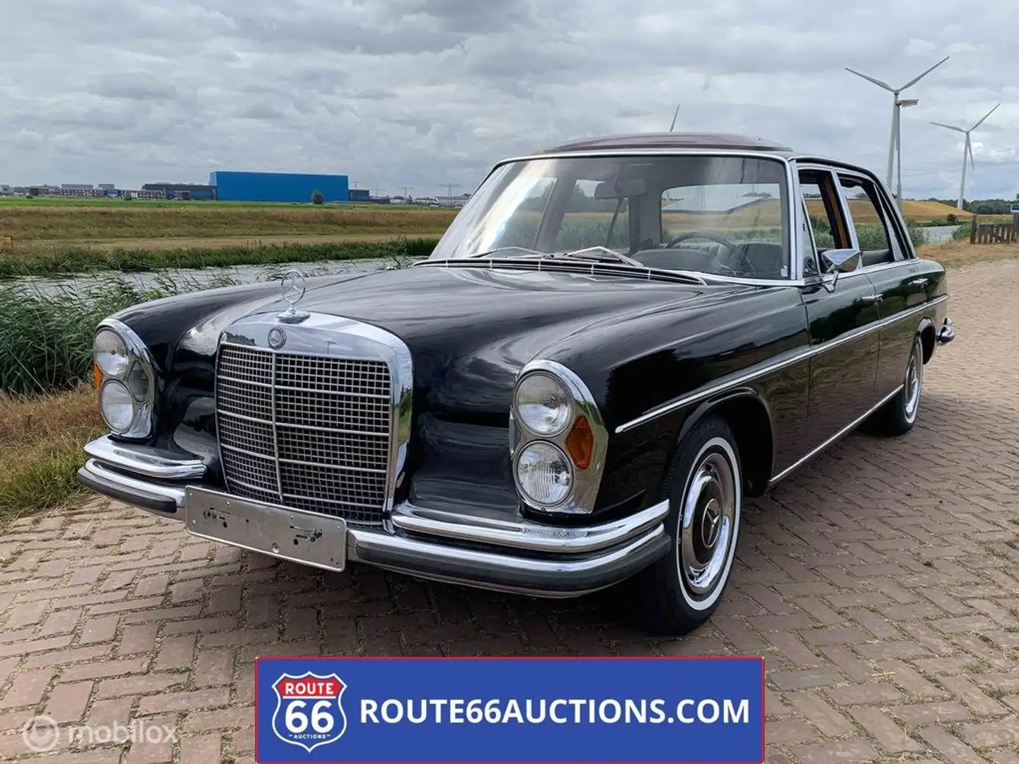 Mercedes-Benz 300 SEL Sedan | Route 66 Auctions Zwart - 2