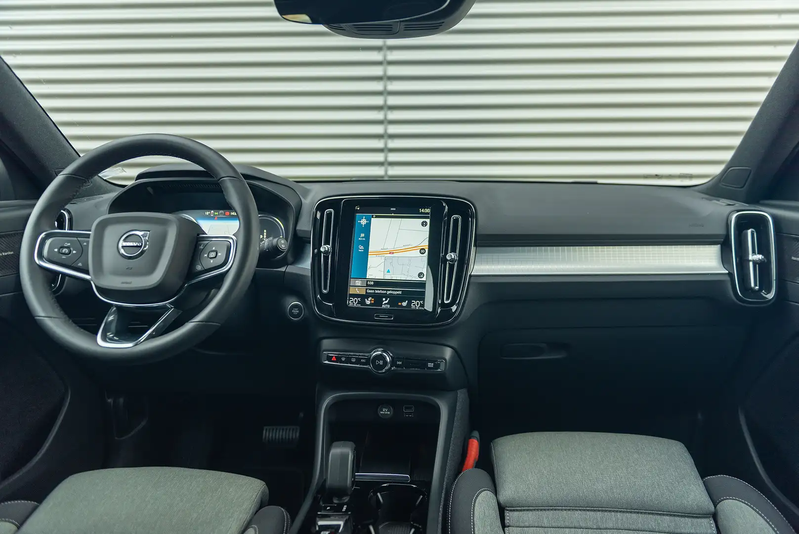 Volvo XC40 T4 Aut. Plug-in Hybrid Plus Dark ACC Parkeercamera Grijs - 2