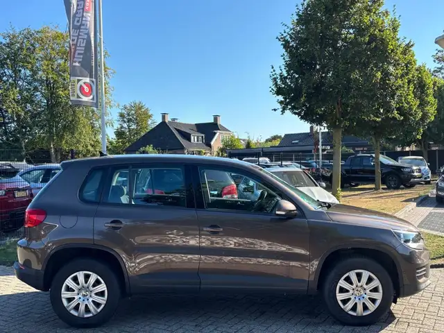 Volkswagen Tiguan view 4