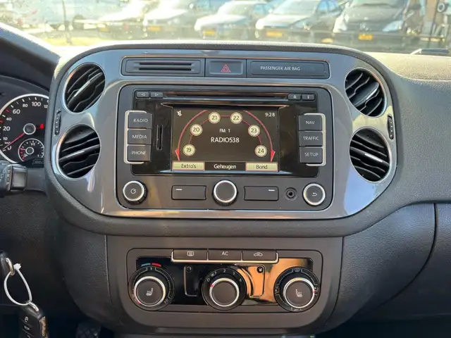 Volkswagen Tiguan view 13