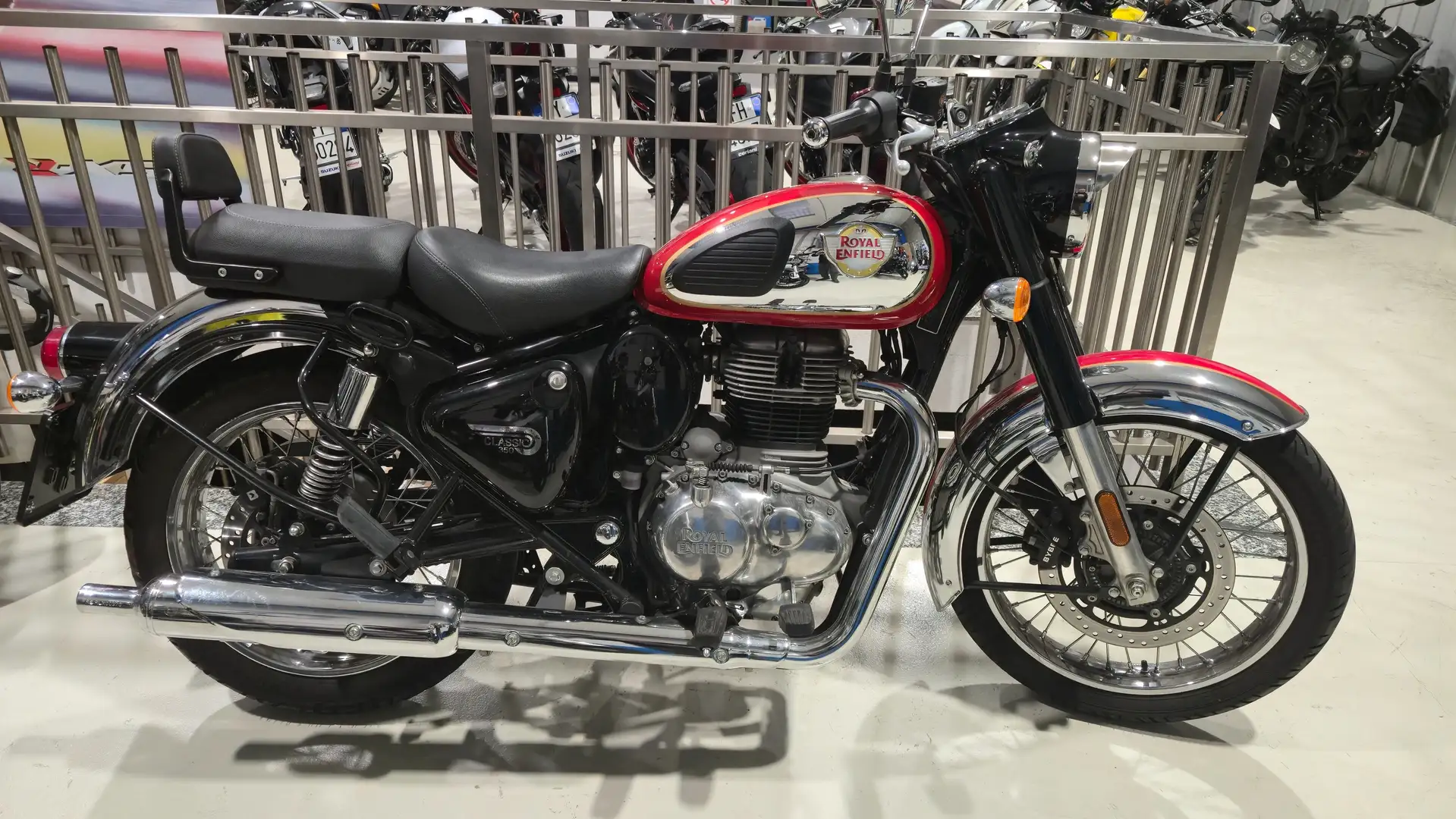 Royal Enfield Meteor 350 CLASSIC Rojo - 2