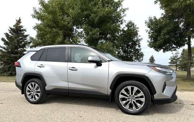 2022 Toyota RAV4 XLE PREMIUM AWD LEATHER | SUNROOF | LOW KMS