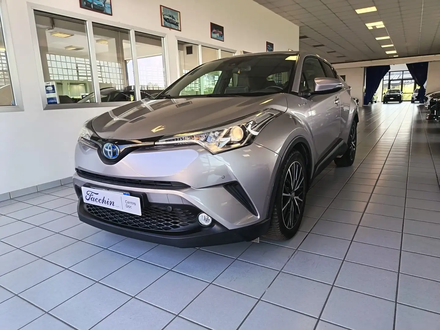 Toyota C-HR 1.8 Hybrid 2wd E-cvt LOUNGE Gris - 1