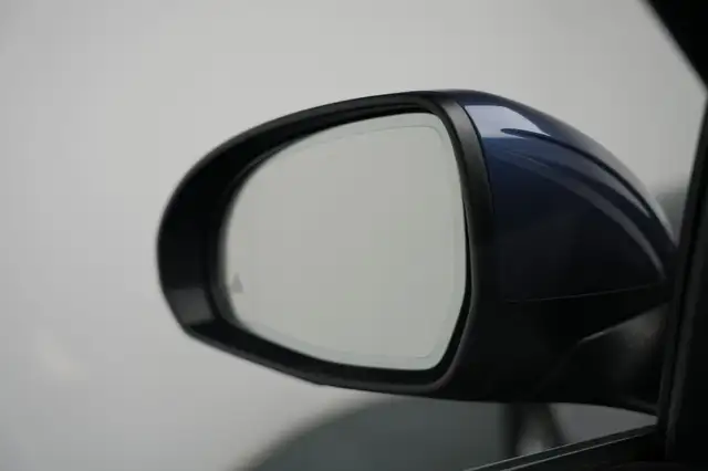 Mercedes-Benz C-Class view 11