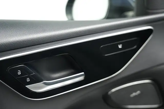 Mercedes-Benz C-Class view 12