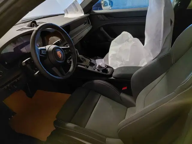 Porsche 911 view 7