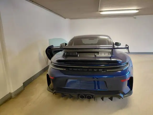 Porsche 911 view 8