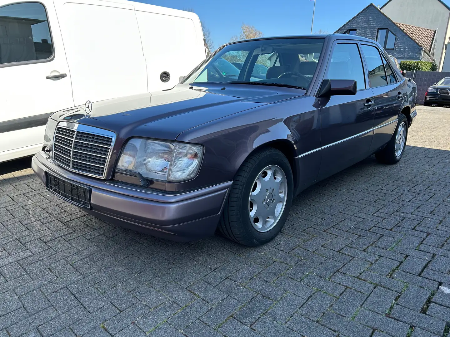 Mercedes-Benz E 220 Automatik, Historie, TÜV & Service. NEU Violet - 1