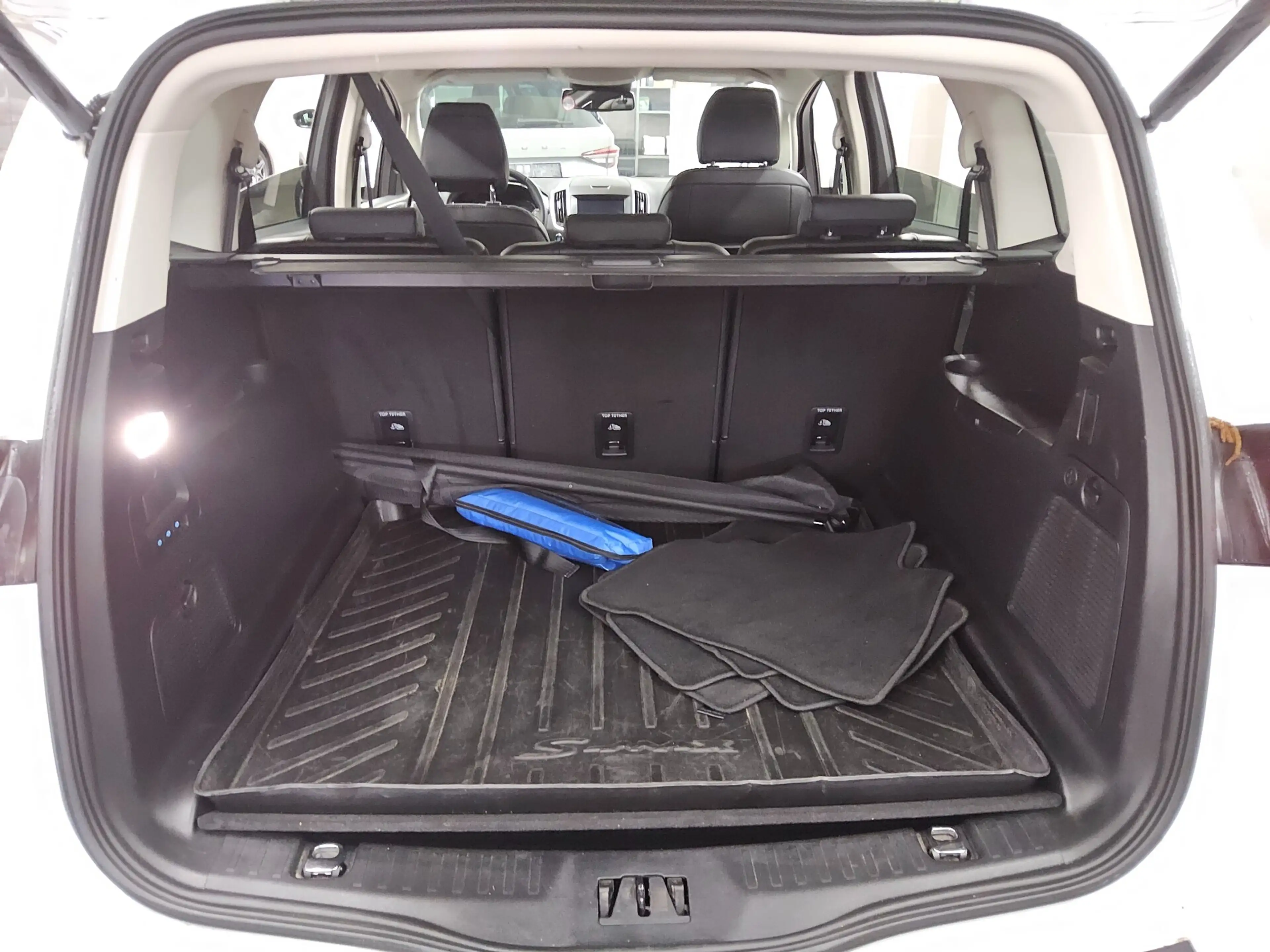 Ford S-Max — photo 11
