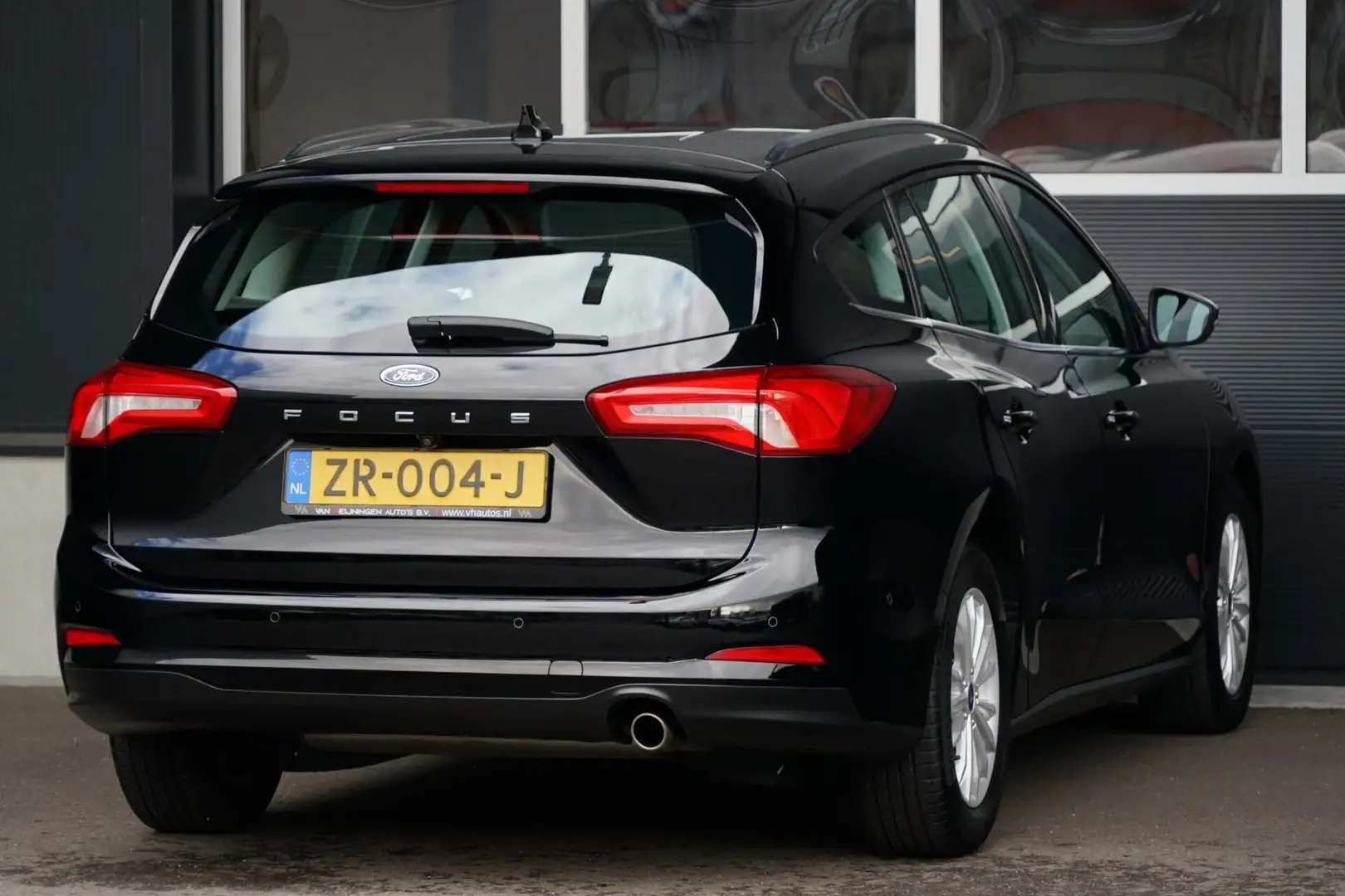 Ford Focus Wagon 1.0 EcoBoost Titanium Business, stoelverw. Zwart - 2