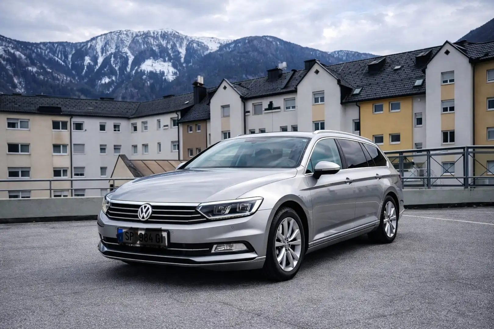 Volkswagen Passat - 1