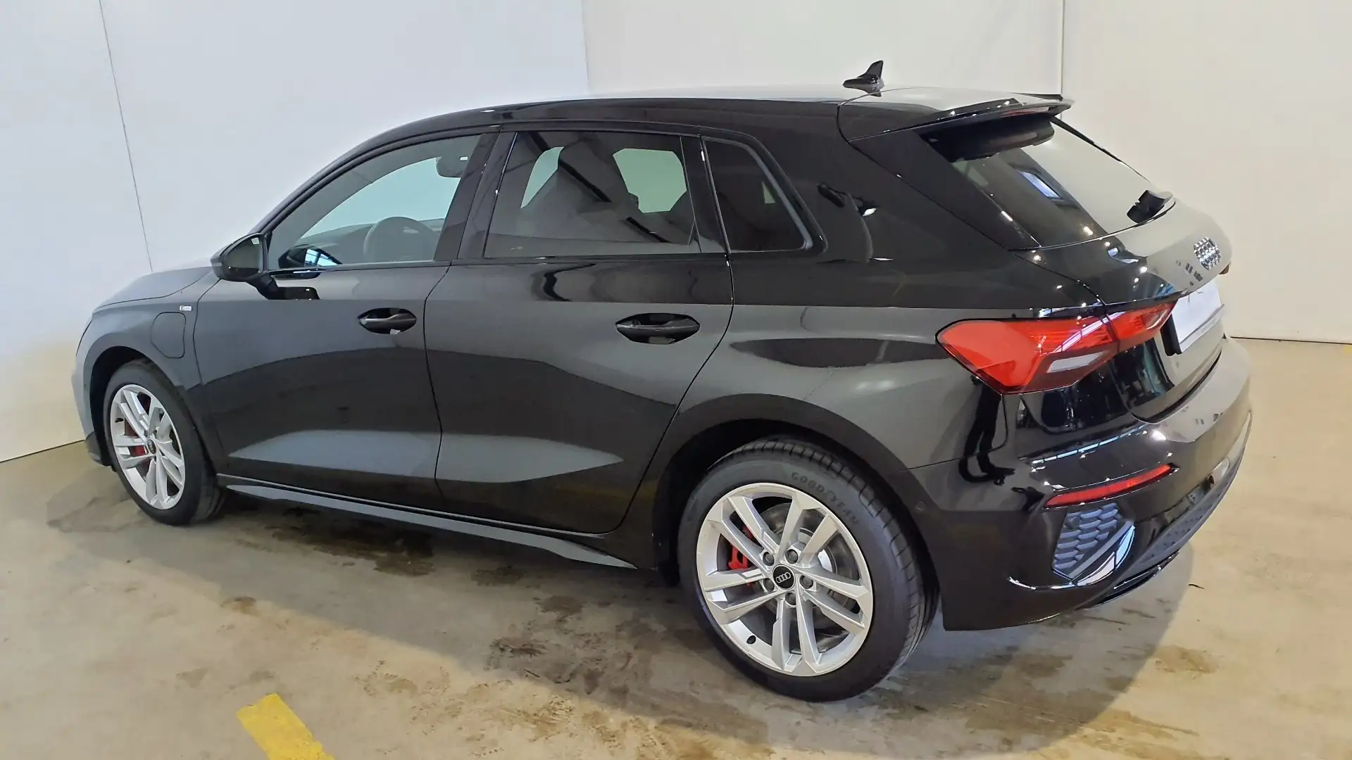 Audi A3 45 TFSI e S line Schwarz - 2