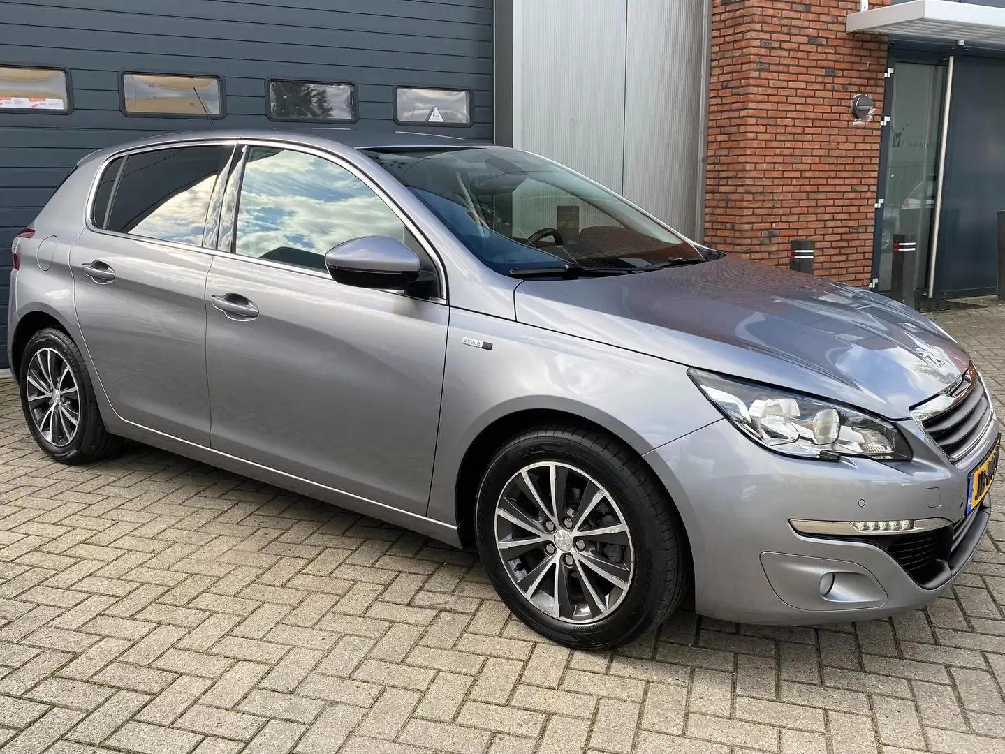 Peugeot 308 1.2 PureTech Style Grijs - 1