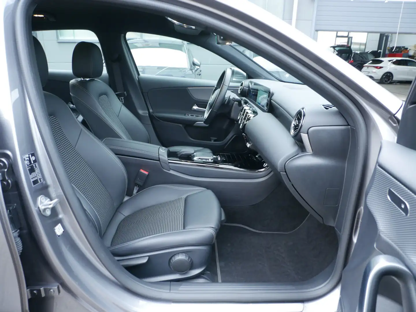 Mercedes-Benz A 180 Progressive KLIMA SHZ PTS NAVI MBUX Grau - 2