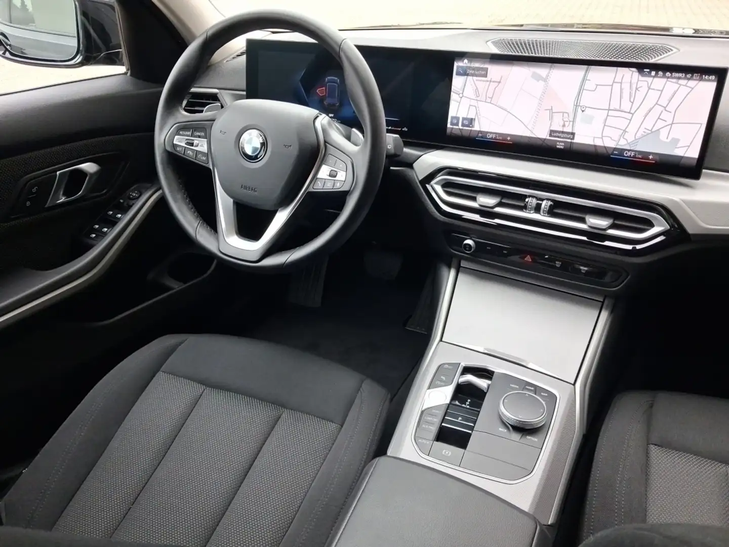 BMW 318 i Tour.A Navi LED SHZ DrivAss ParkAss DAB Schwarz - 2
