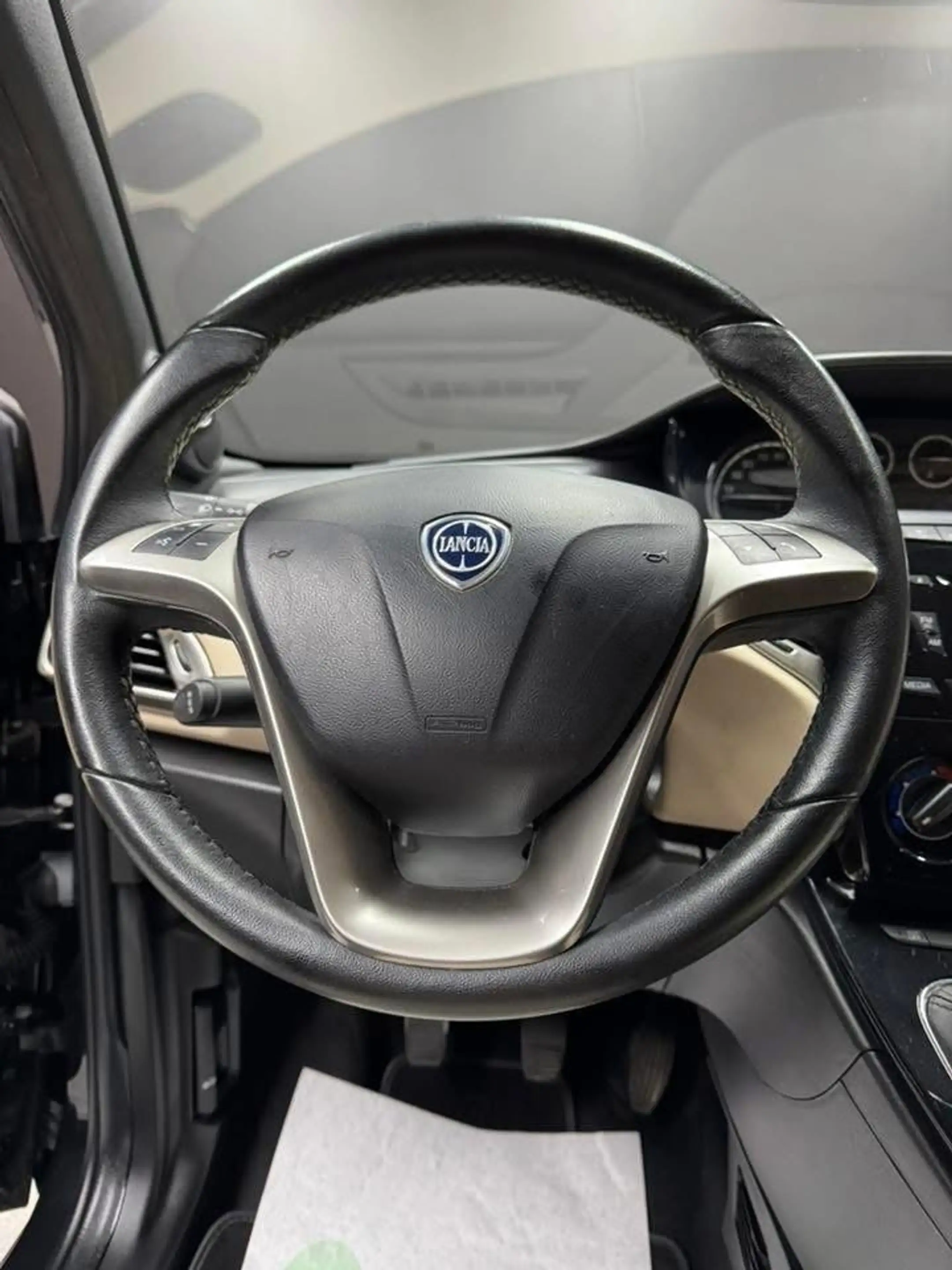 Lancia Ypsilon Ypsilon 1.2i **12 mois de garantie** — photo 14