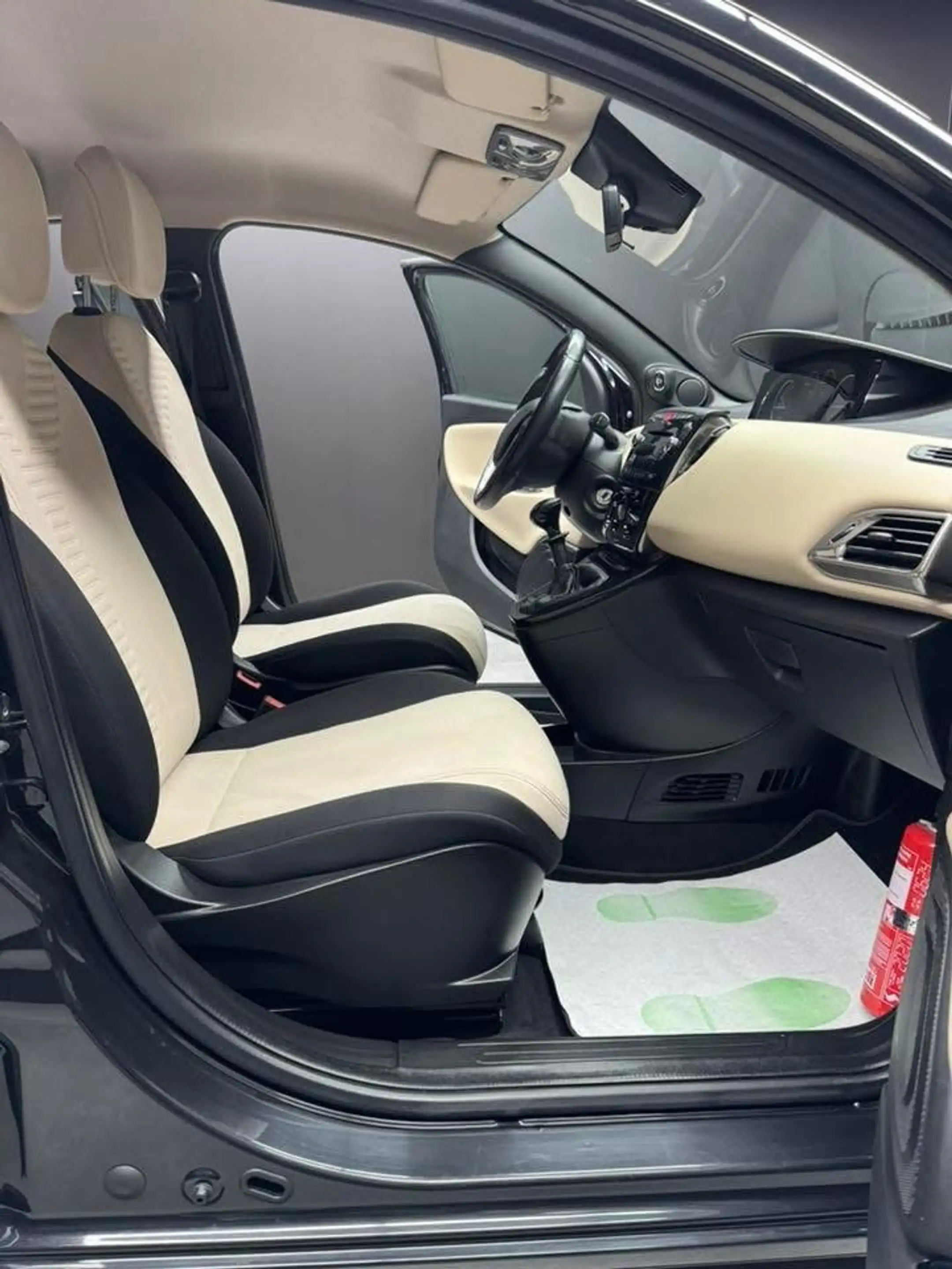 Lancia Ypsilon Ypsilon 1.2i **12 mois de garantie** — photo 10