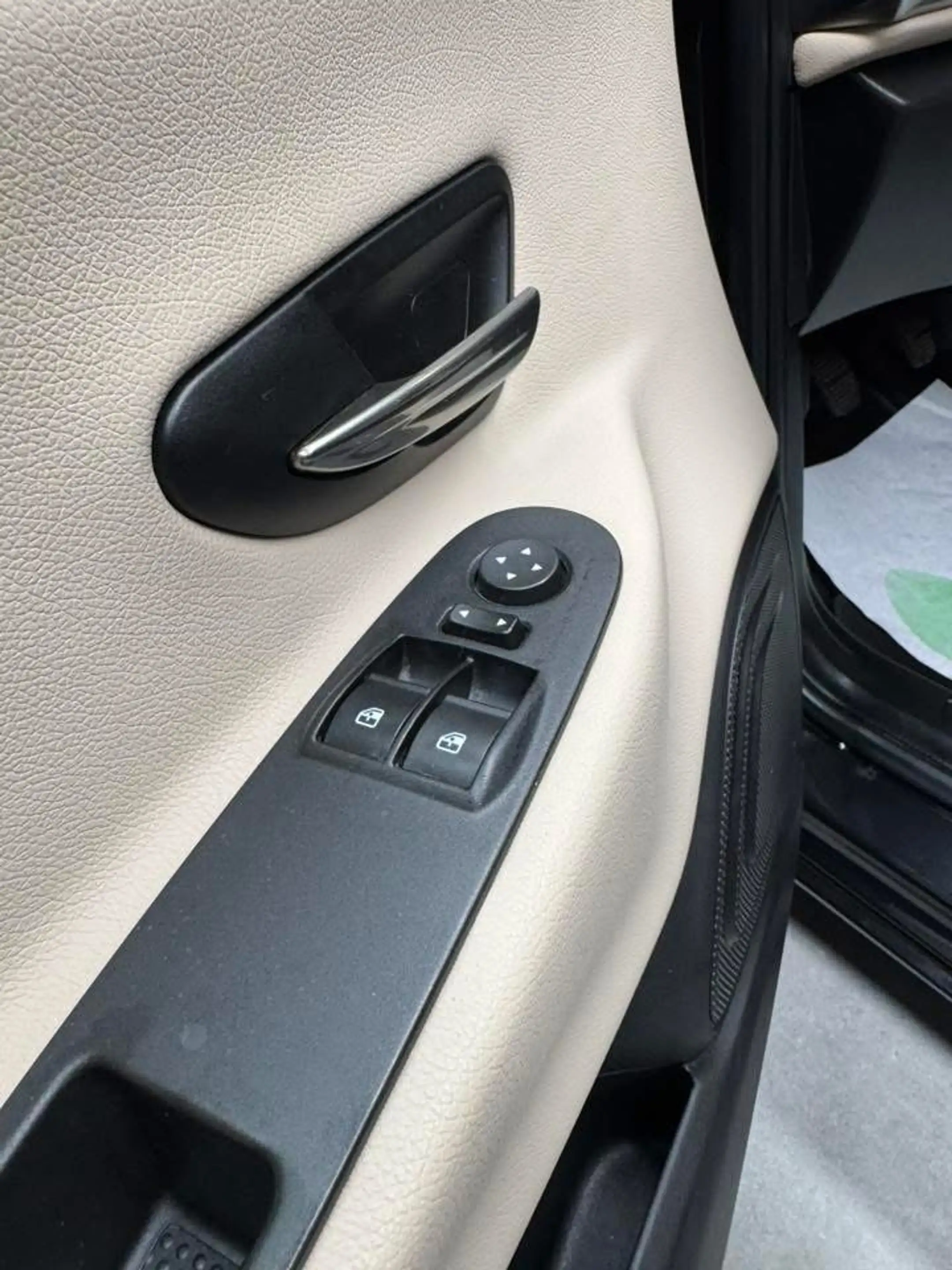Lancia Ypsilon Ypsilon 1.2i **12 mois de garantie** — photo 9