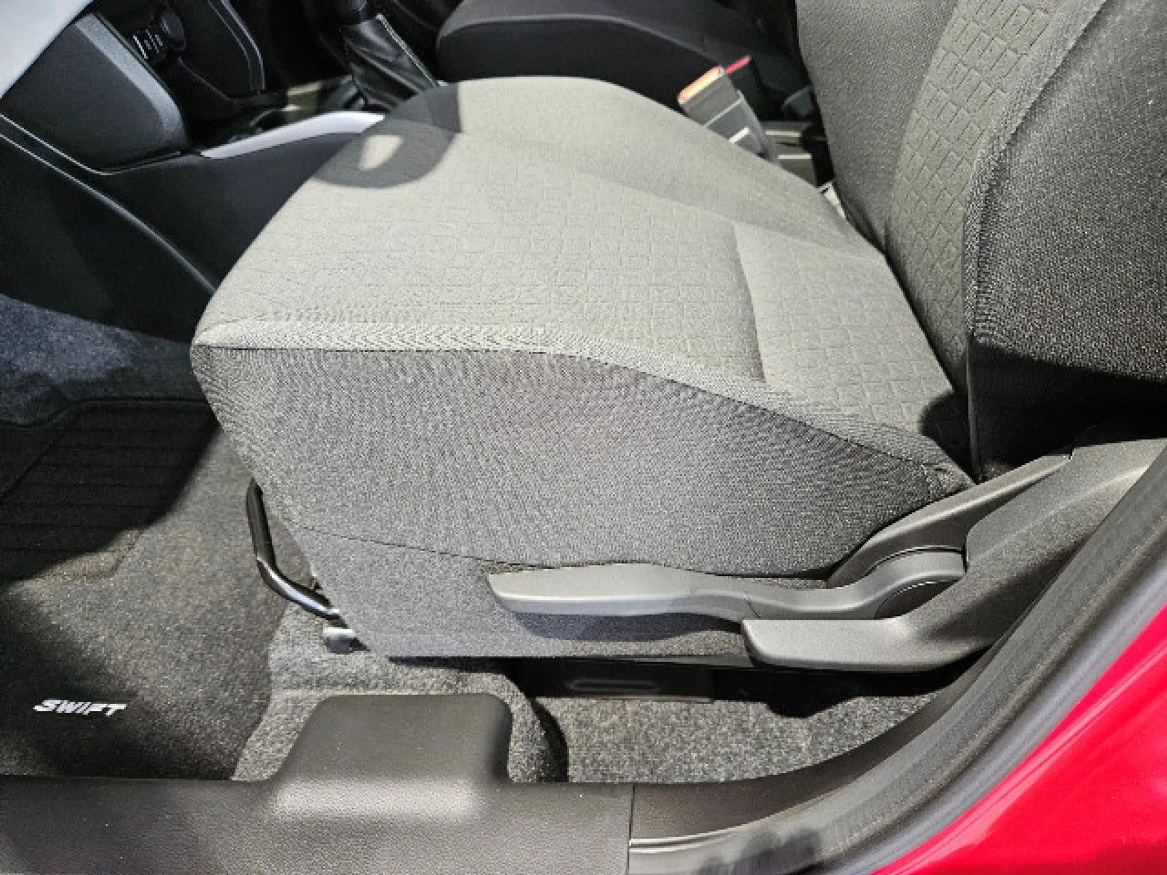 Suzuki Swift 1.2 Hybrid Comfort+ AHK LED ACC Navi  Klimaa — photo 5