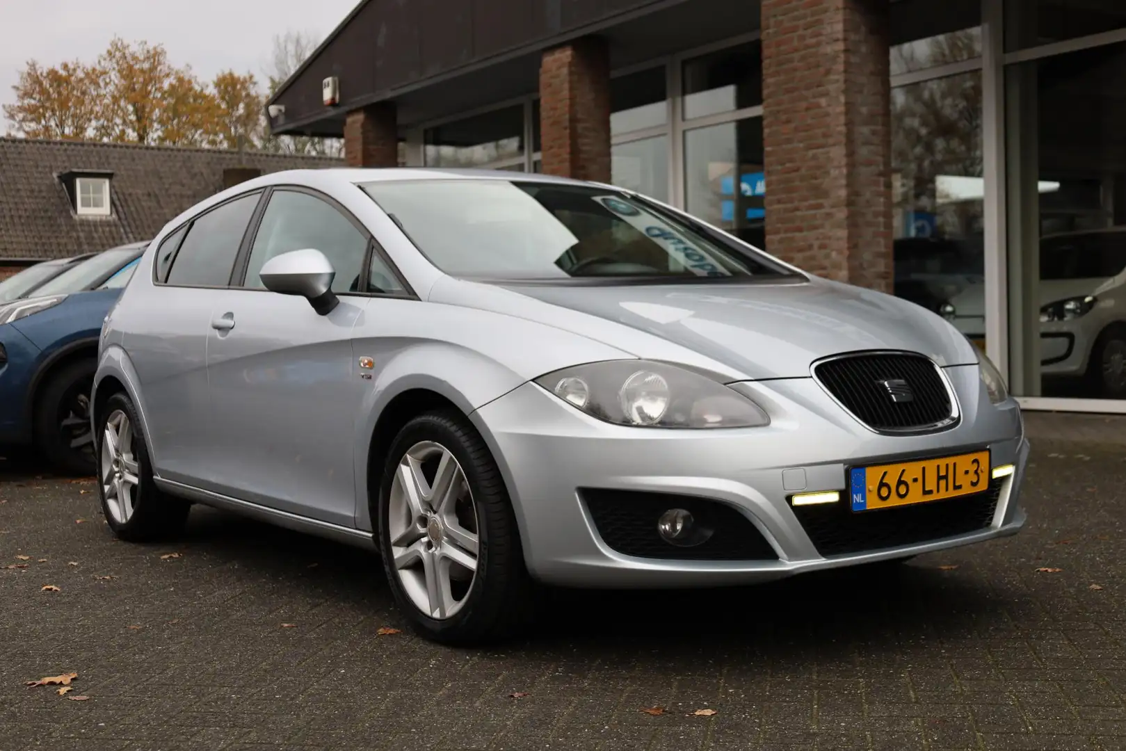 SEAT Leon 1.8 TFSI Style CAMERA CRUISE CARPLAY NAP PANO TREK Gris - 2
