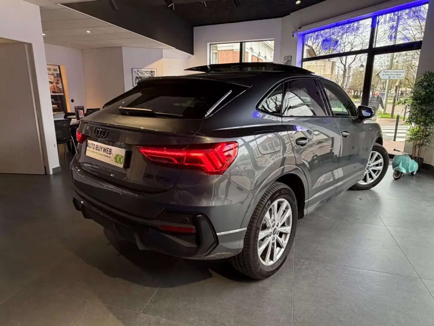 Audi Q3 35 TFSI 150 ch S tronic 7 S-line plus France Première main Grau - 2