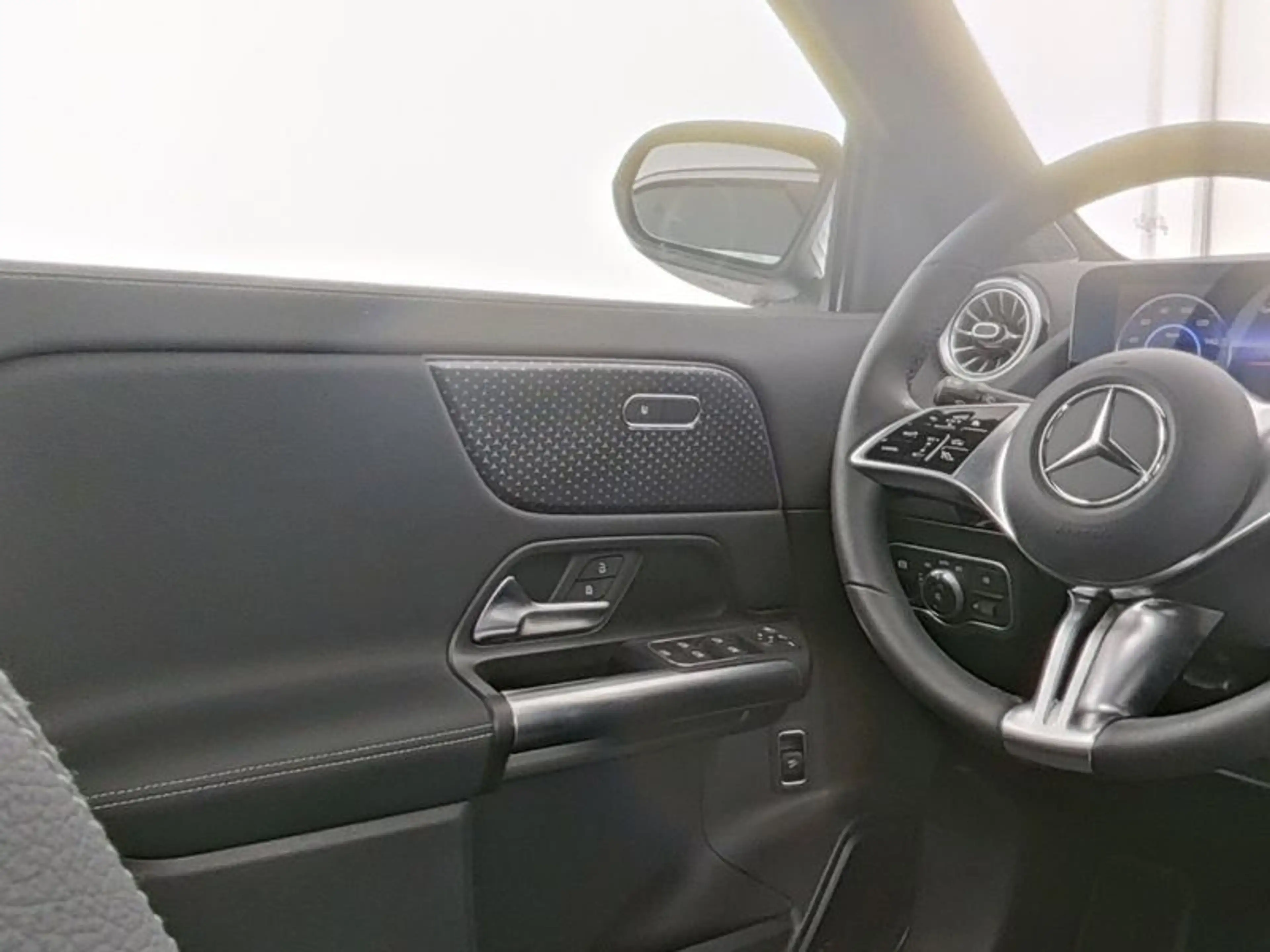 Mercedes-Benz EQA 250+ PROGR-ADV PANO DISTR WINTER KAMERA SPUR — photo 6