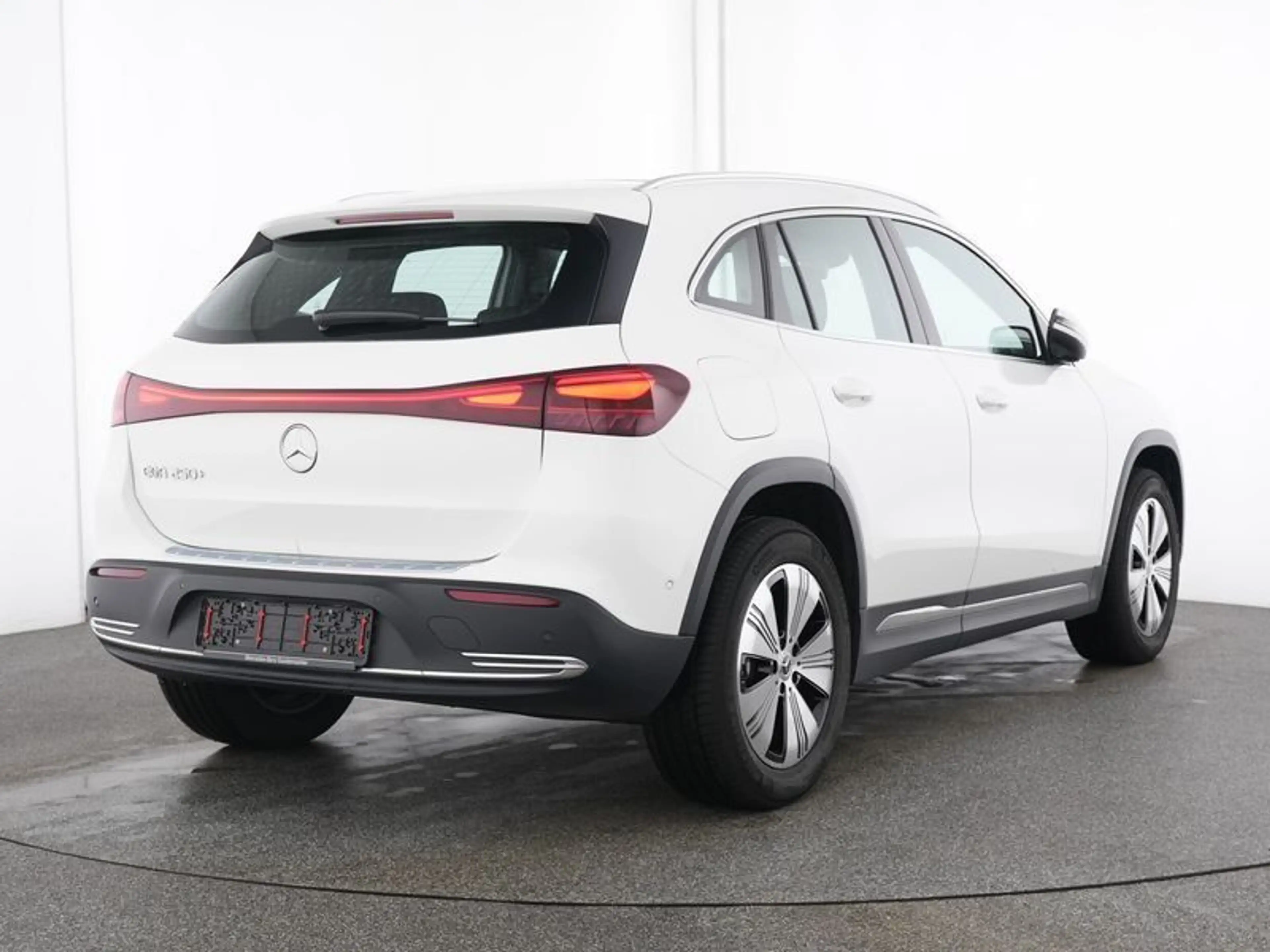 Mercedes-Benz EQA 250+ PROGR-ADV PANO DISTR WINTER KAMERA SPUR — photo 4