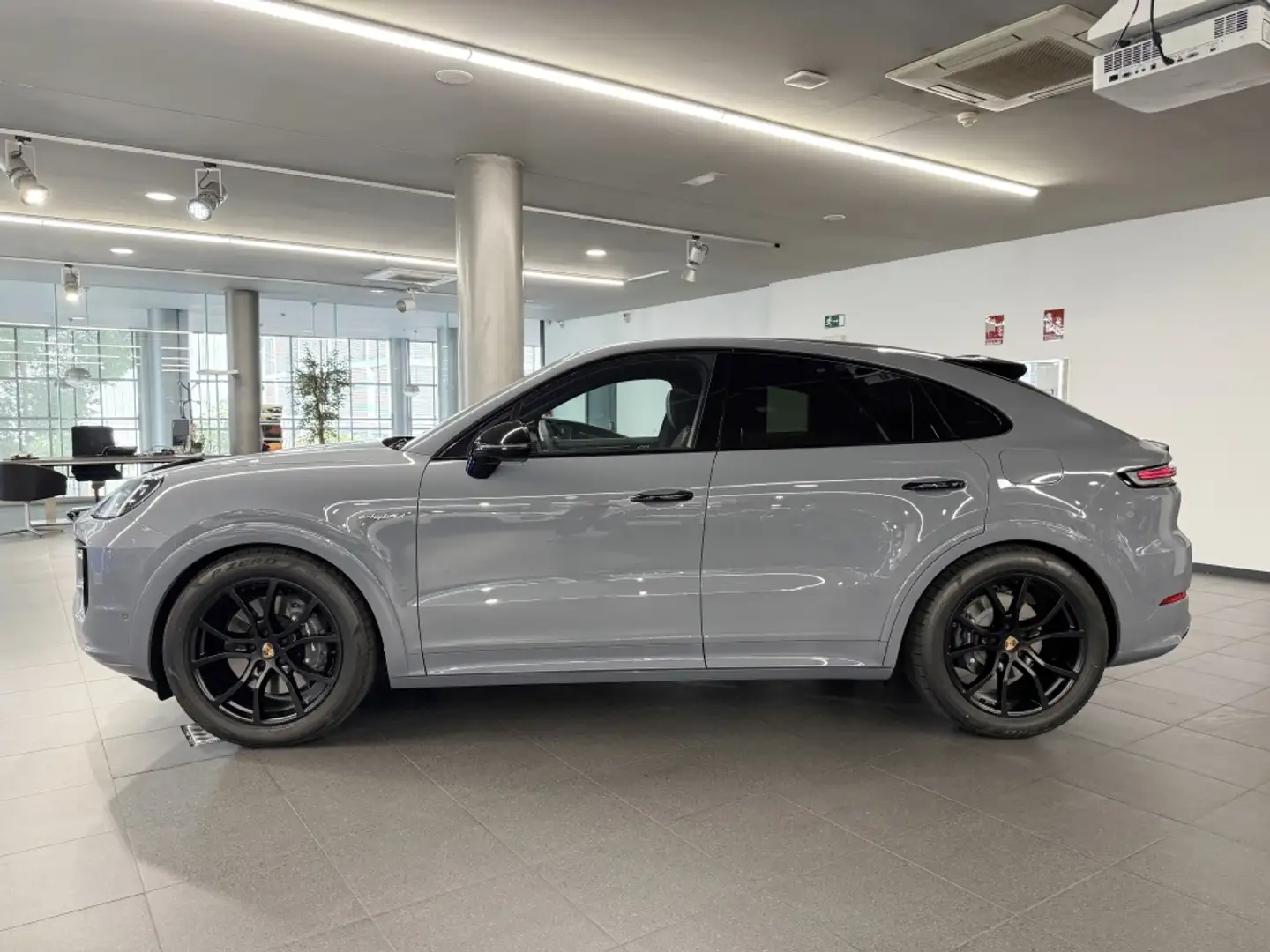 Porsche Cayenne Coupé E-Hybrid Aut. Gris - 2