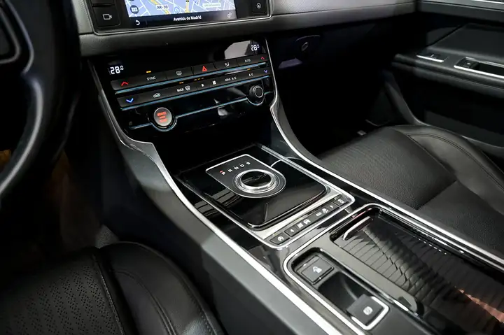Jaguar XF 2.0 Diesel Prestige 2017, foto 37