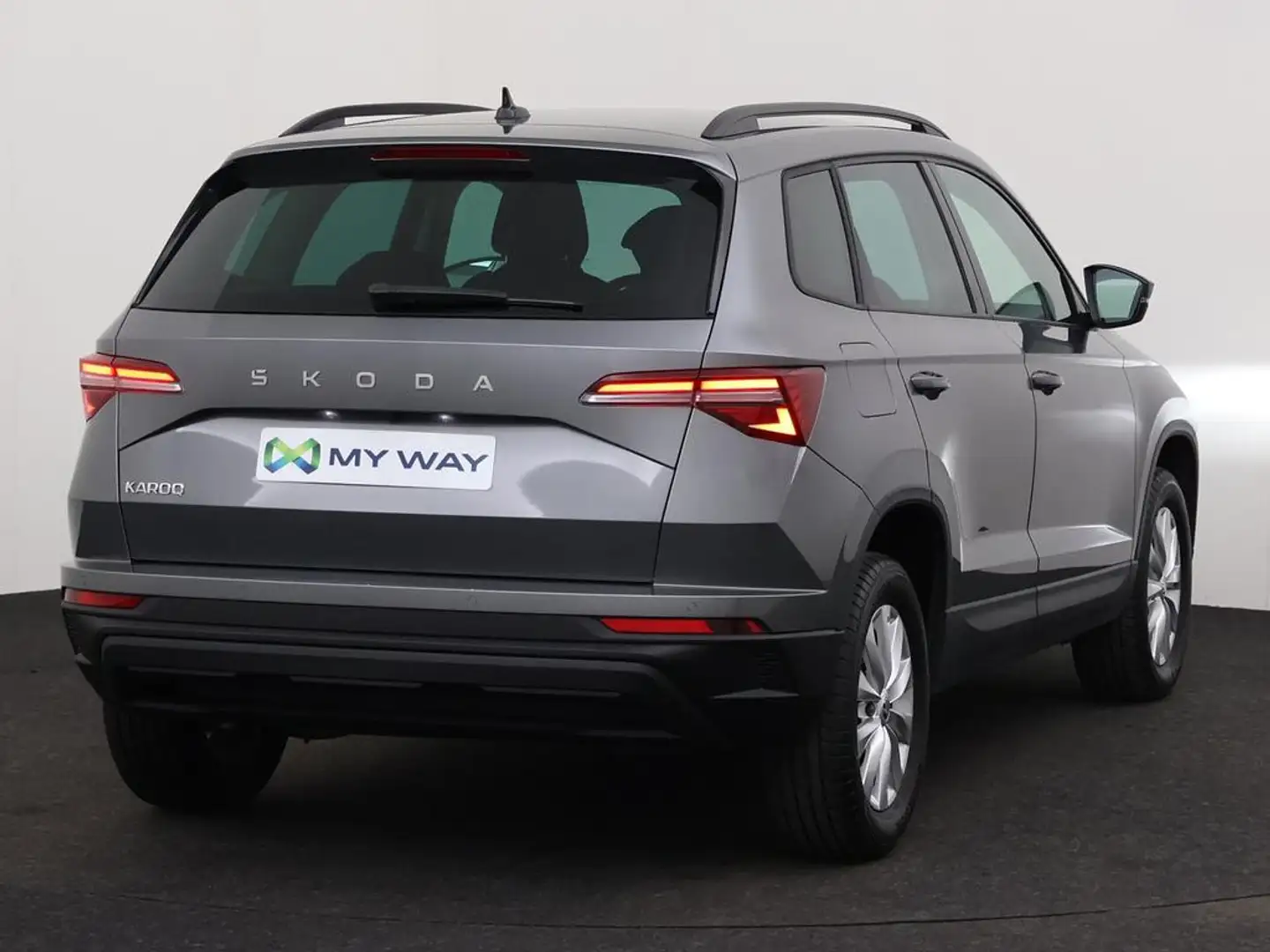 Skoda Karoq FAMILY 1.5 TSI 150 PK DSG-7 / Cruise Control / Cam Grijs - 2