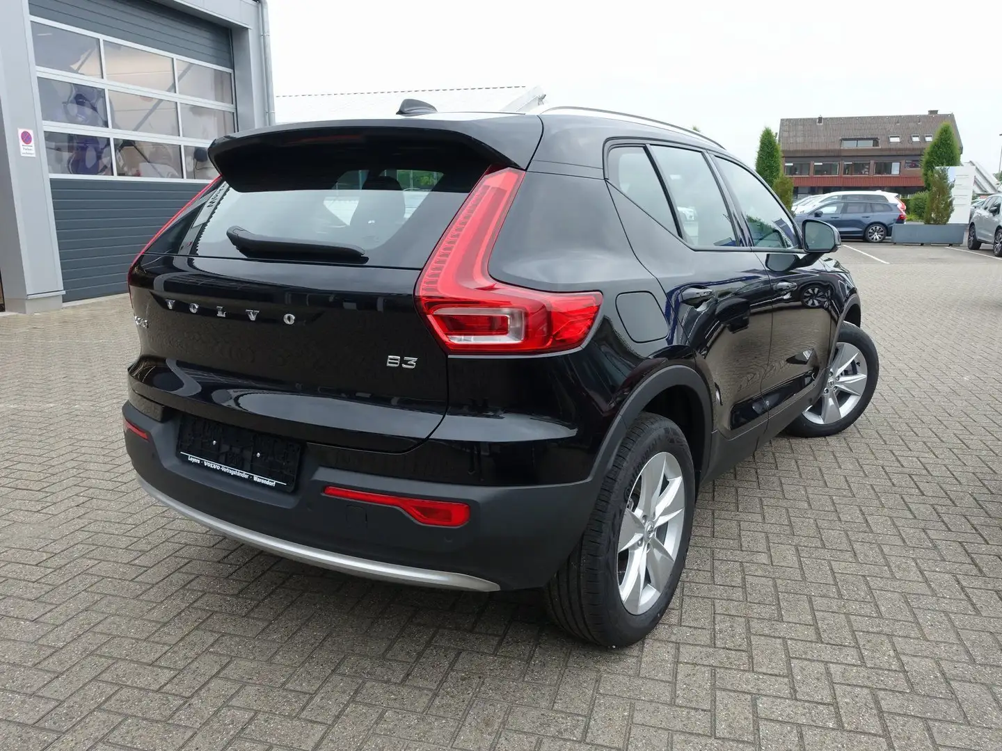 Volvo XC40 Core B3/BLIS/Kamera/Memory/Google/Carplay Černá - 2