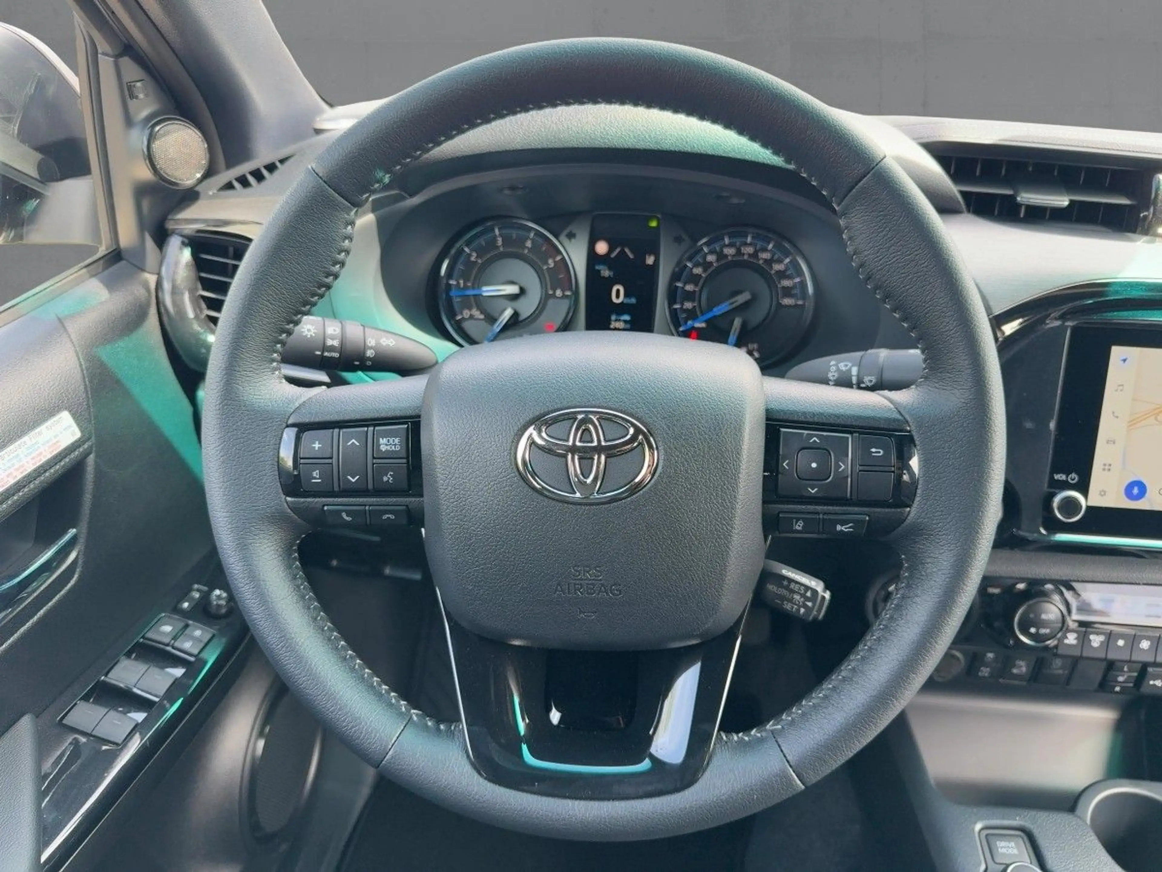 Toyota Hilux 2.8 D 4x4 Invincible Allrad — photo 10