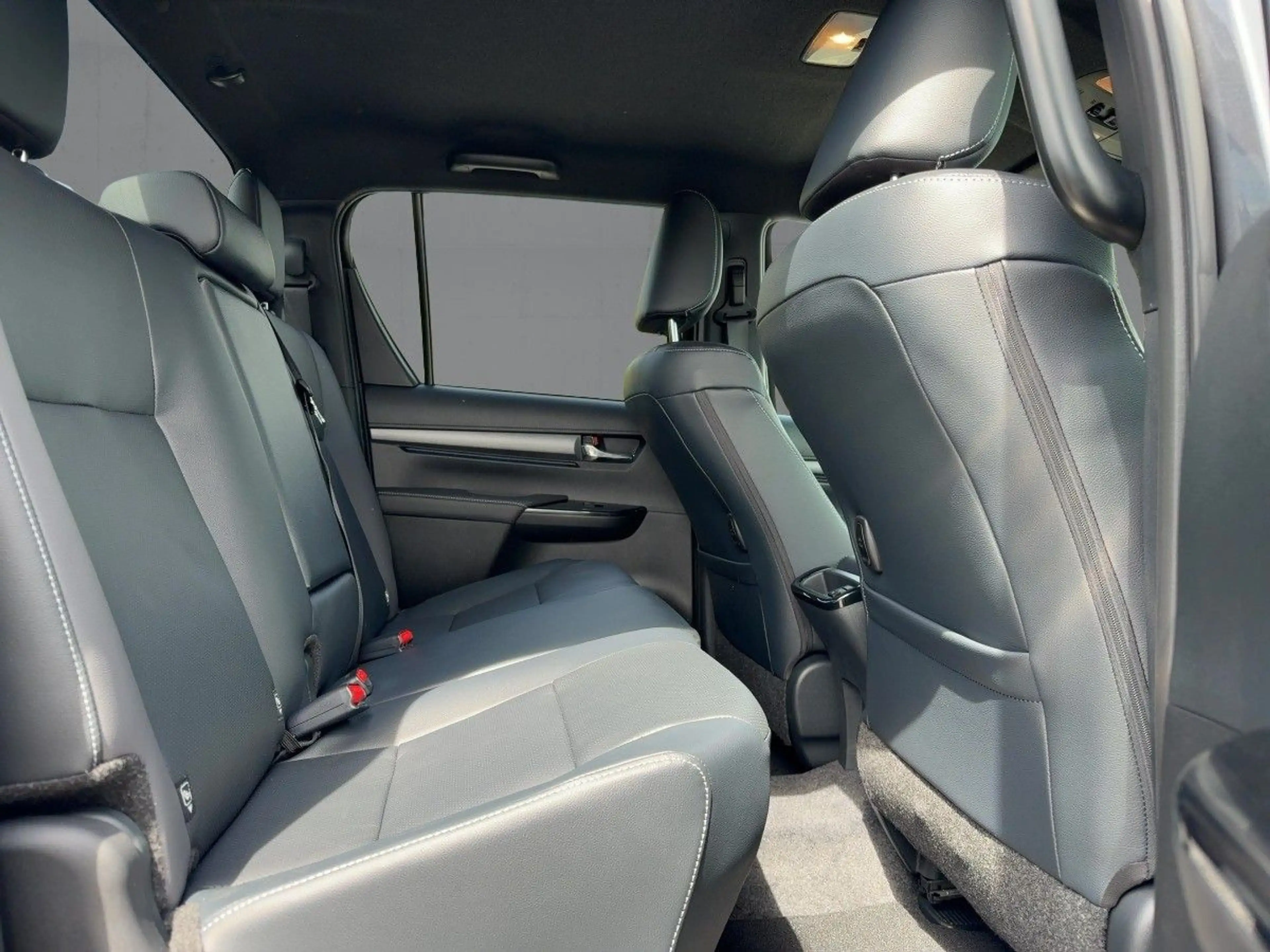 Toyota Hilux 2.8 D 4x4 Invincible Allrad — photo 13