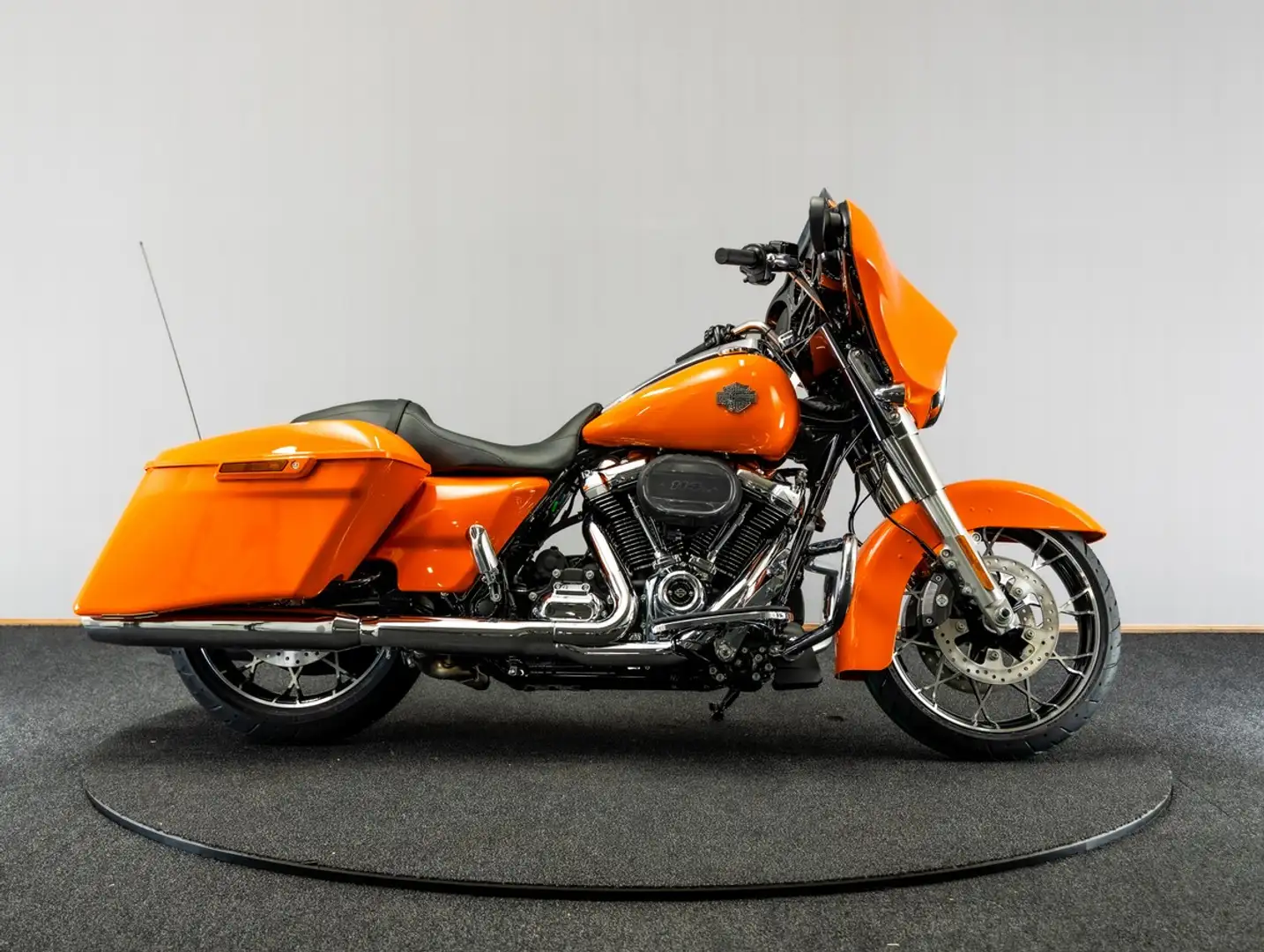 Harley-Davidson Street Glide FLHXS Special Solid Colour/Chrome Orange - 1