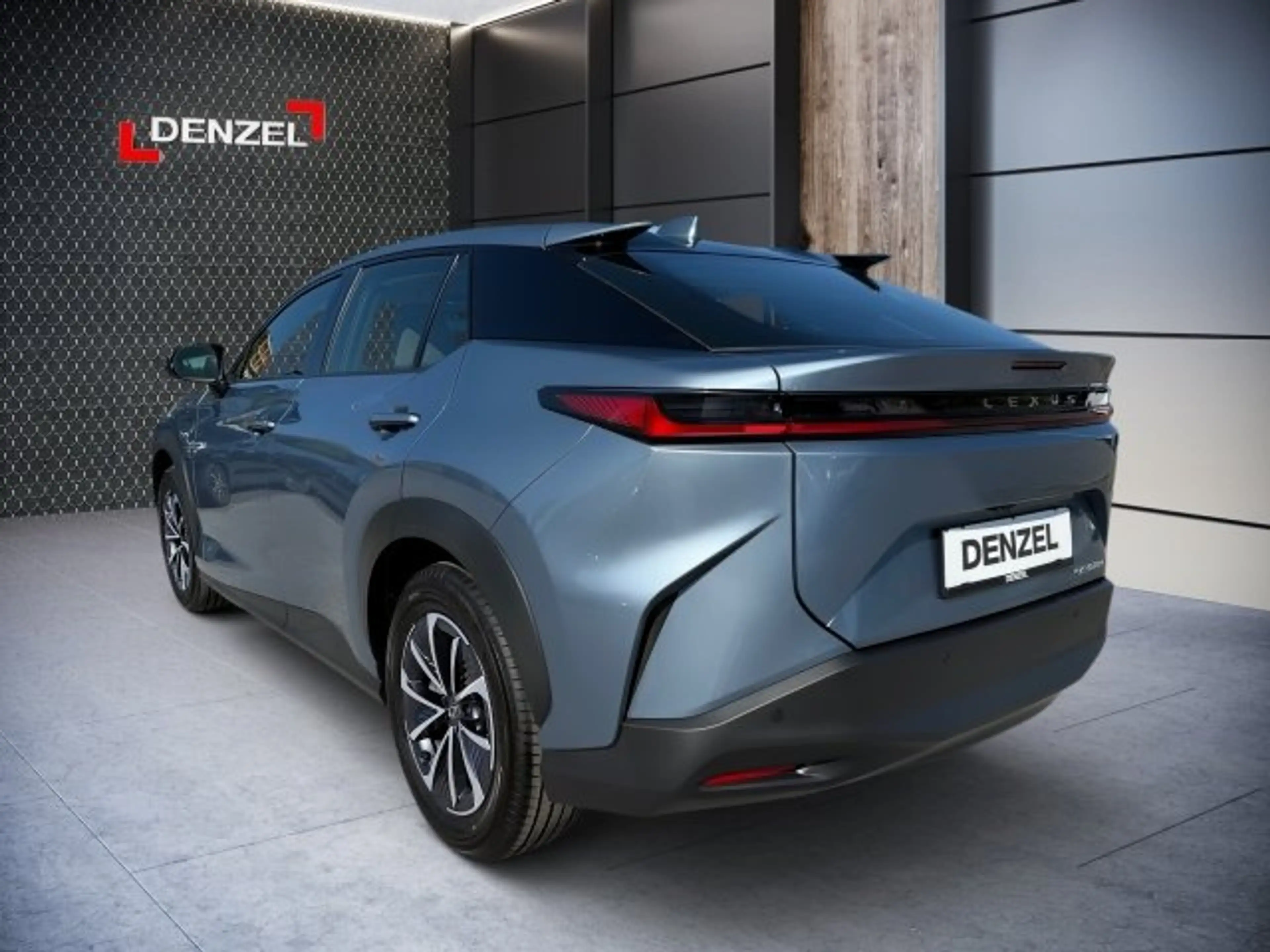Lexus RZ 300e — photo 3