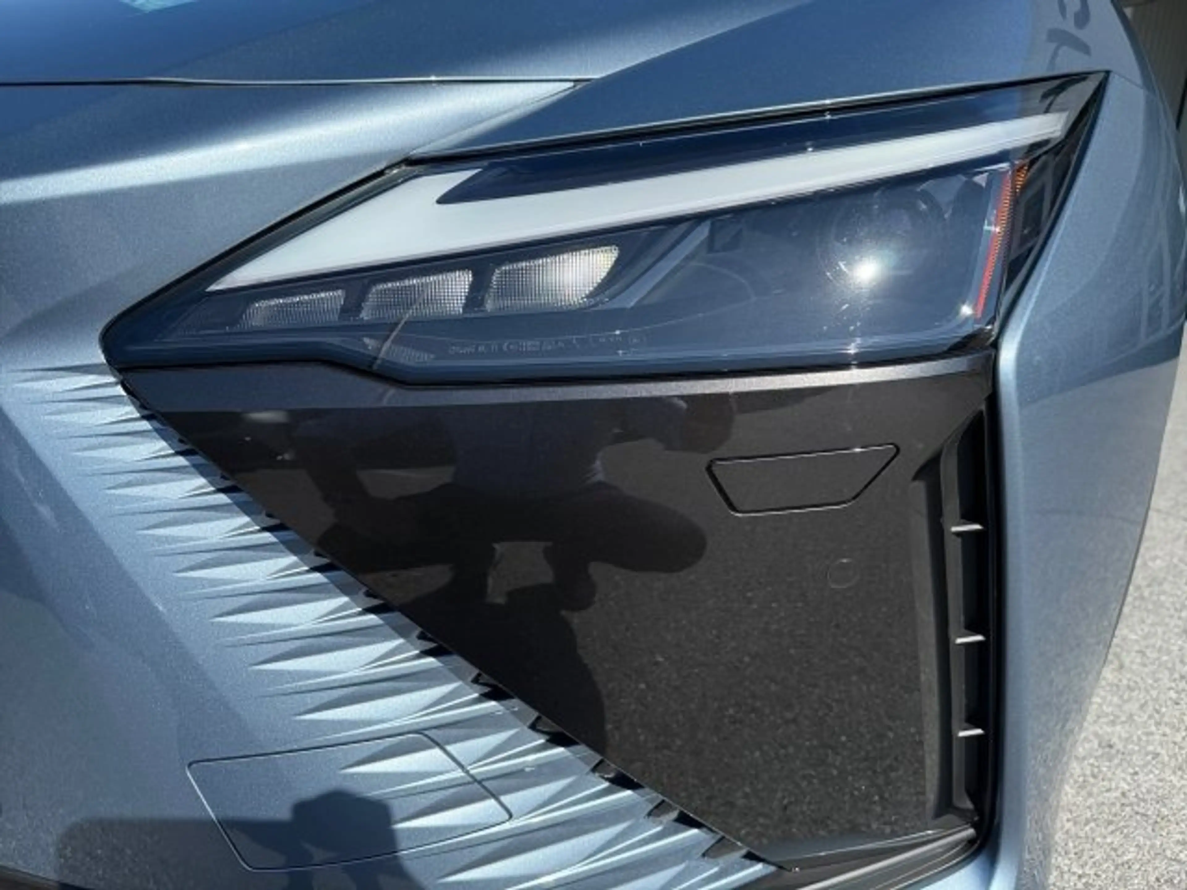 Lexus RZ 300e — photo 12