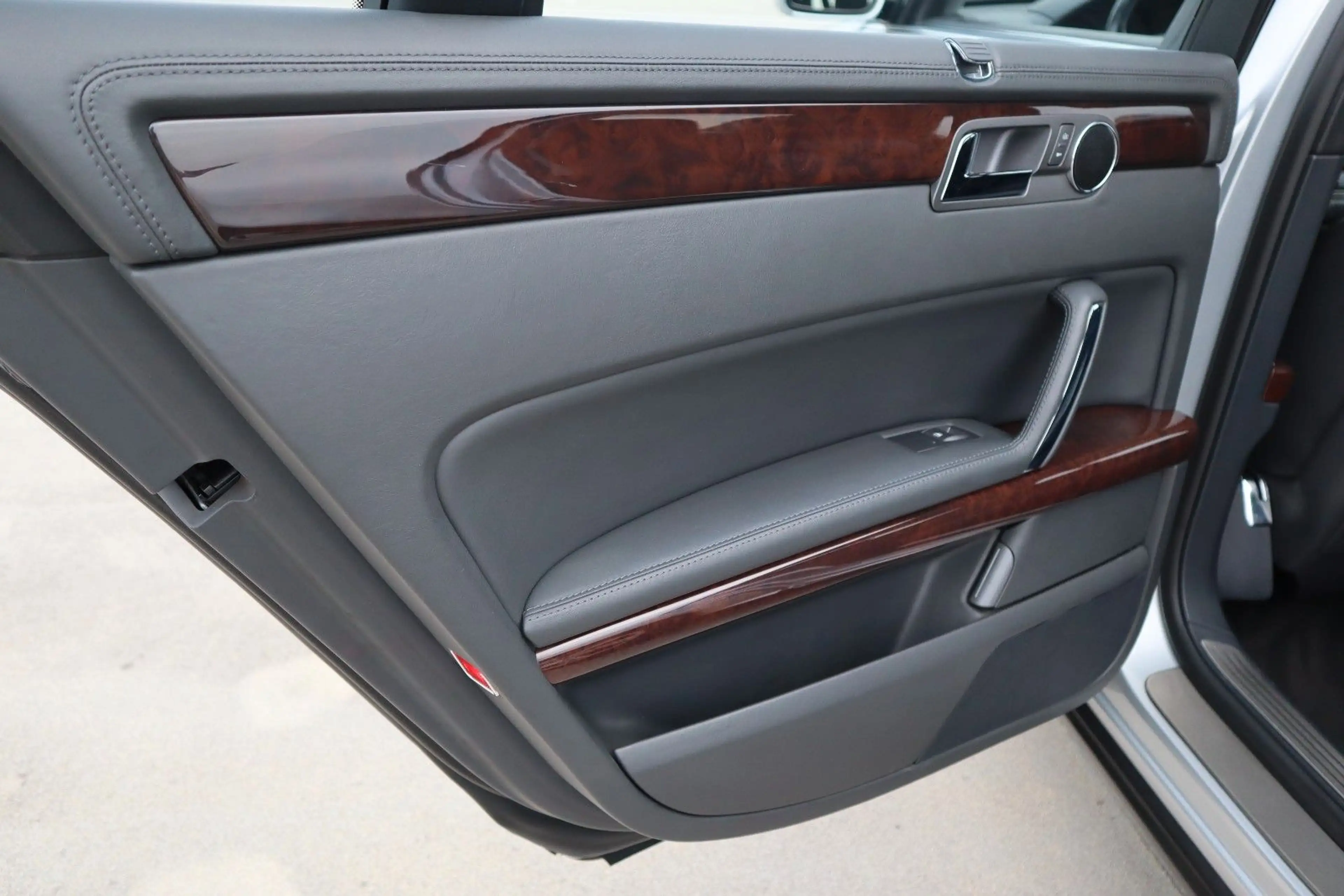 Volkswagen Phaeton 4.2 V8 4MOTION Tiptronic 5-Sitzer — photo 28