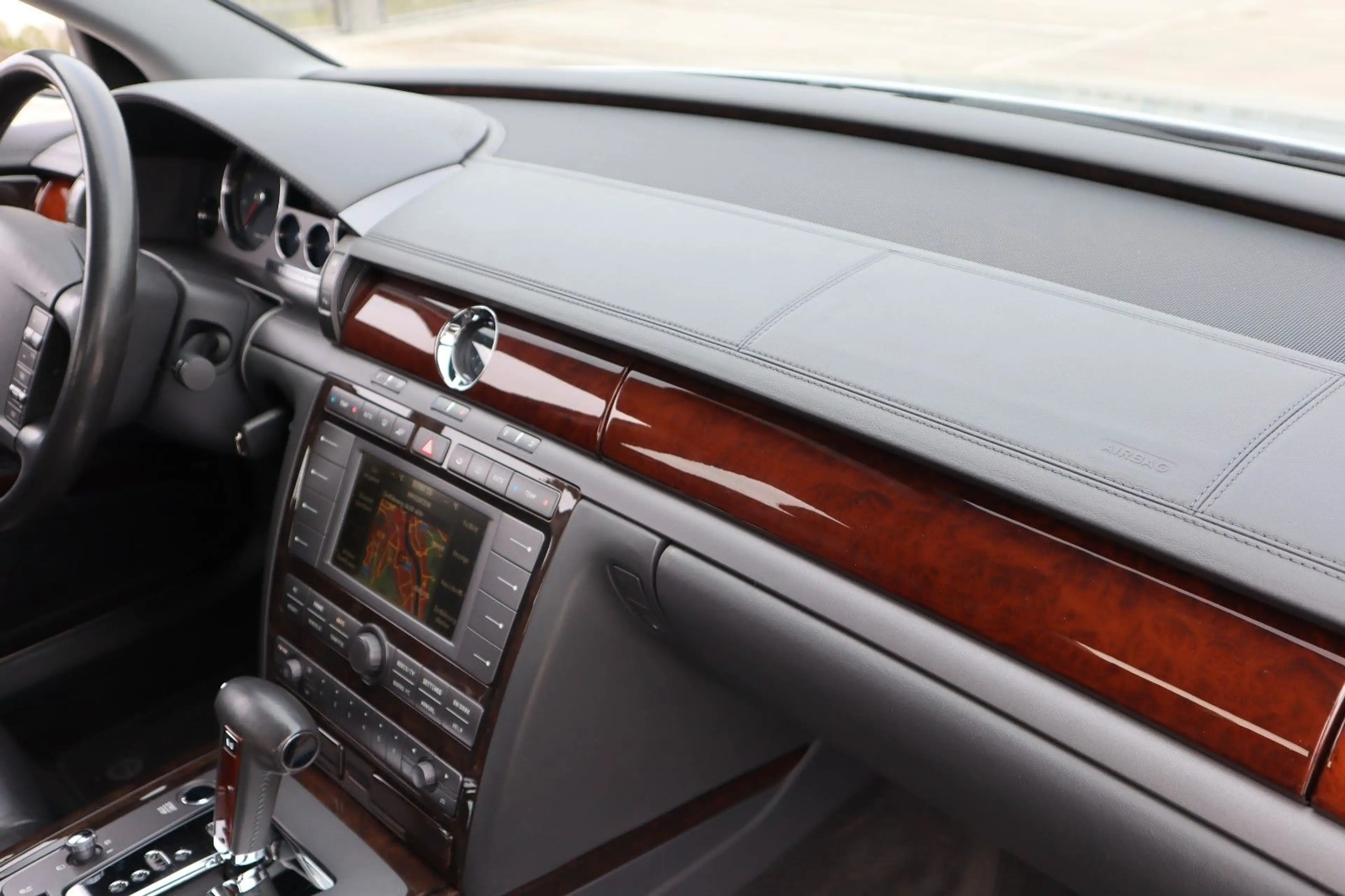 Volkswagen Phaeton 4.2 V8 4MOTION Tiptronic 5-Sitzer — photo 23