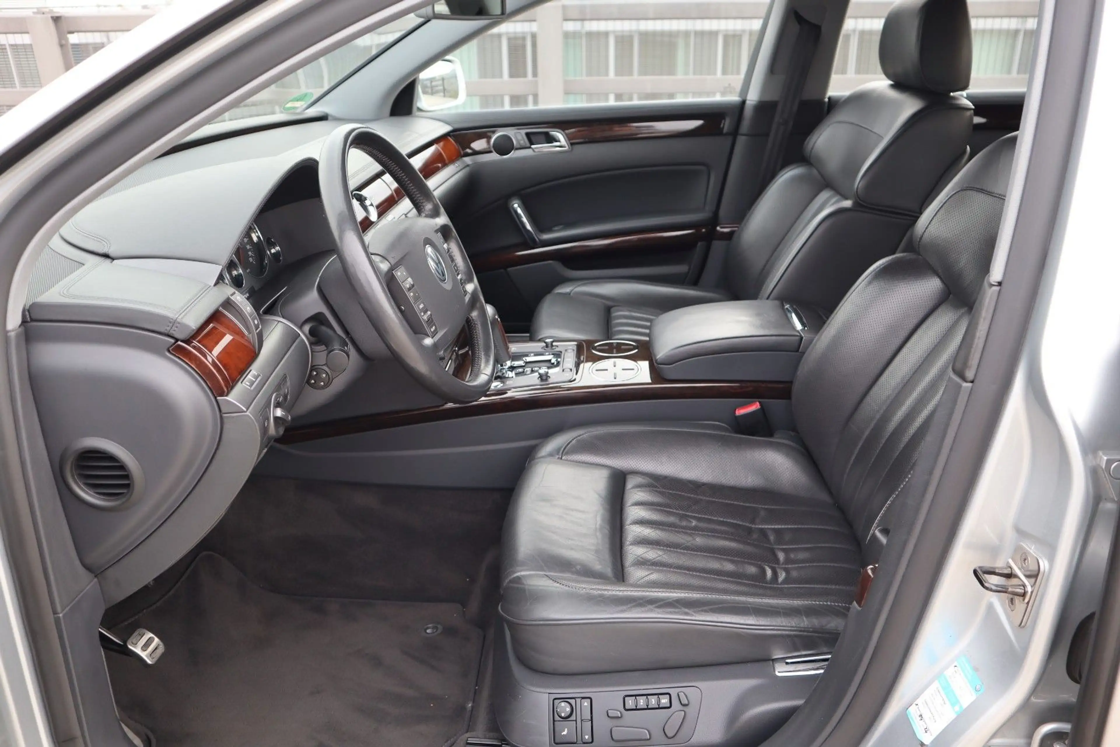 Volkswagen Phaeton 4.2 V8 4MOTION Tiptronic 5-Sitzer — photo 17