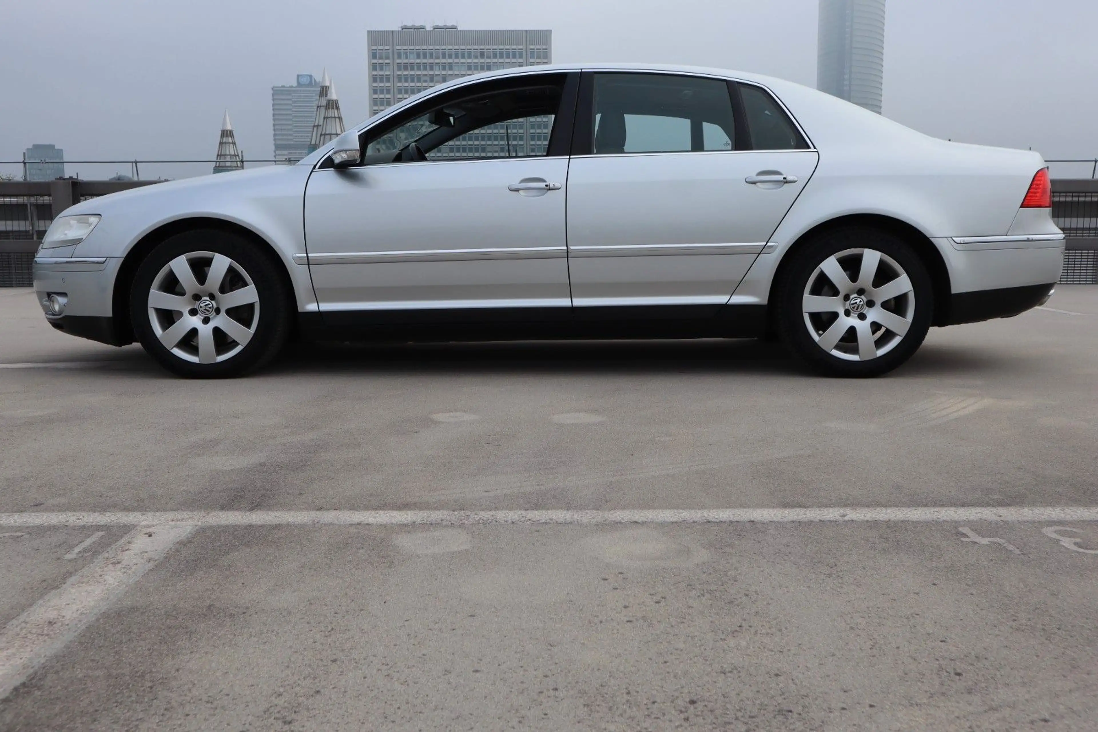 Volkswagen Phaeton 4.2 V8 4MOTION Tiptronic 5-Sitzer — photo 4