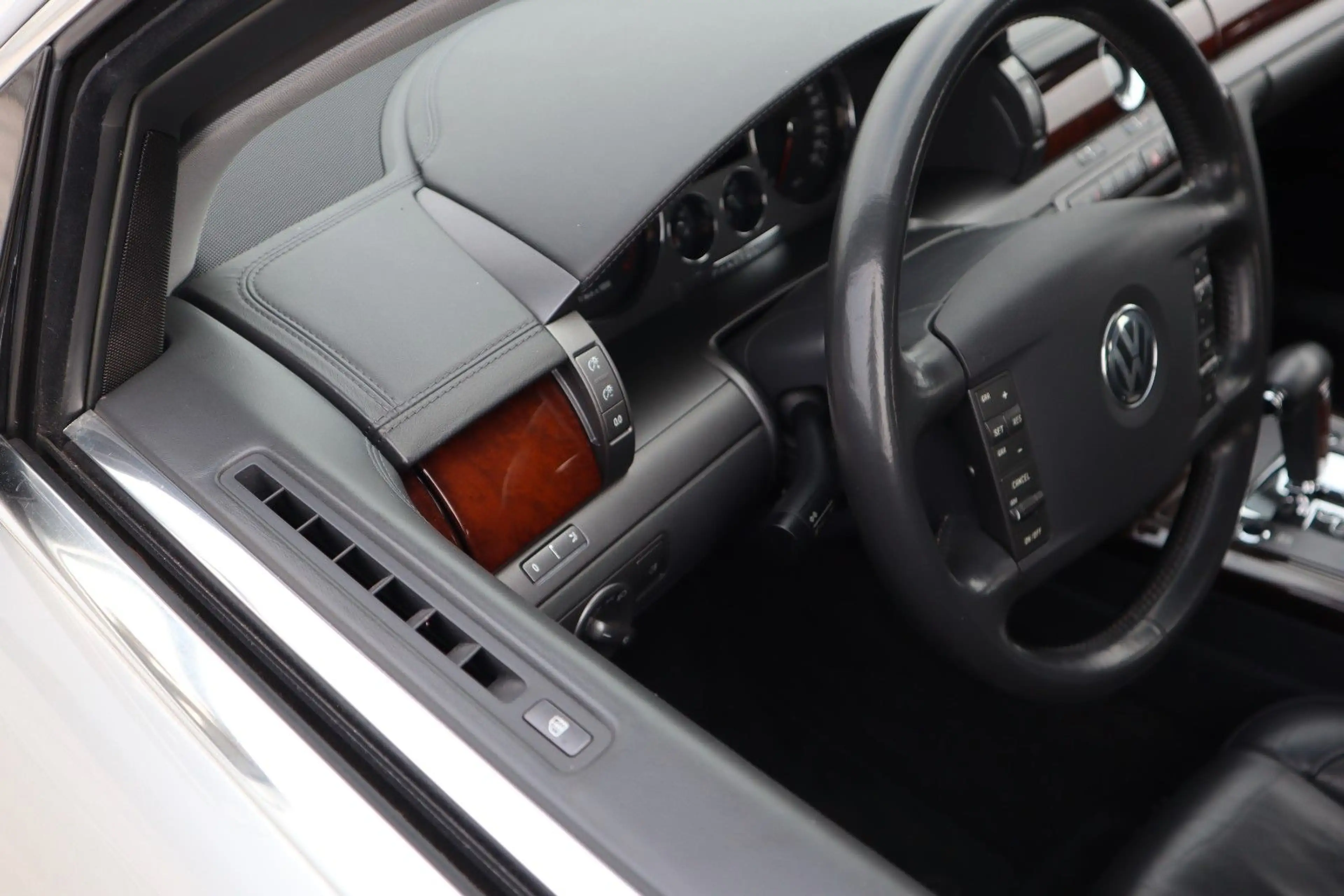 Volkswagen Phaeton 4.2 V8 4MOTION Tiptronic 5-Sitzer — photo 19